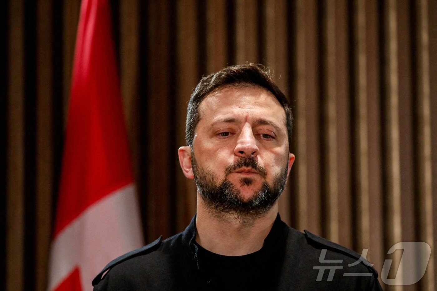 본문 이미지 - 볼로디미르 젤렌스키 우크라이나 대통령이 6월 17일 캐나다 앨버타주 캐내내스키스에서 열린 주요 7개국&#40;G7&#41; 정상회의에 참석해 착잡한 표정을 짓고 있다. 2025.6.17 ⓒ 로이터=뉴스1 ⓒ News1 강민경 기자