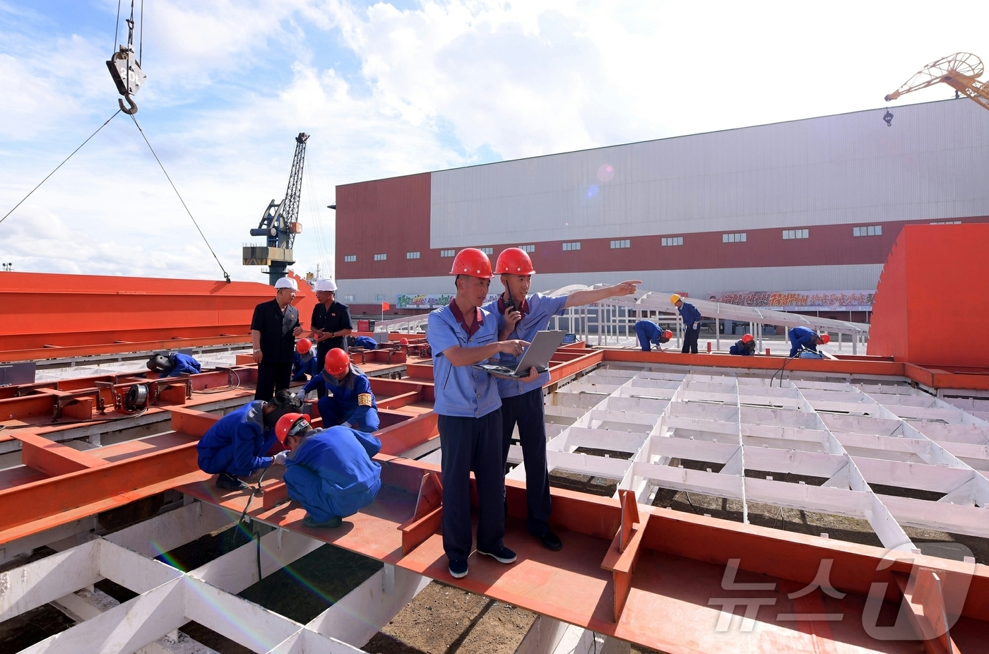 (평양 노동신문=뉴스1) = 북한 노동당 기관지 노동신문은 22일 "믿음직한 대규모 함선 건조 기지인 남포조선소의 노동자·기술자·일꾼(간부)들이 오는 2026년 10월 10일까지 …