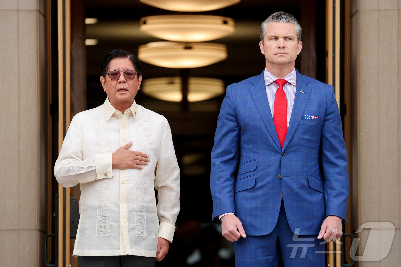 (알링턴 로이터=뉴스1) 류정민 특파원 = 피트 헤그세스 미국 국방장관이 21일(현지시간) 워싱턴DC 인근 버지니아주 알링턴 소재 국방부 청사에서 환영 행사를 열고 페르디난드 마르 …