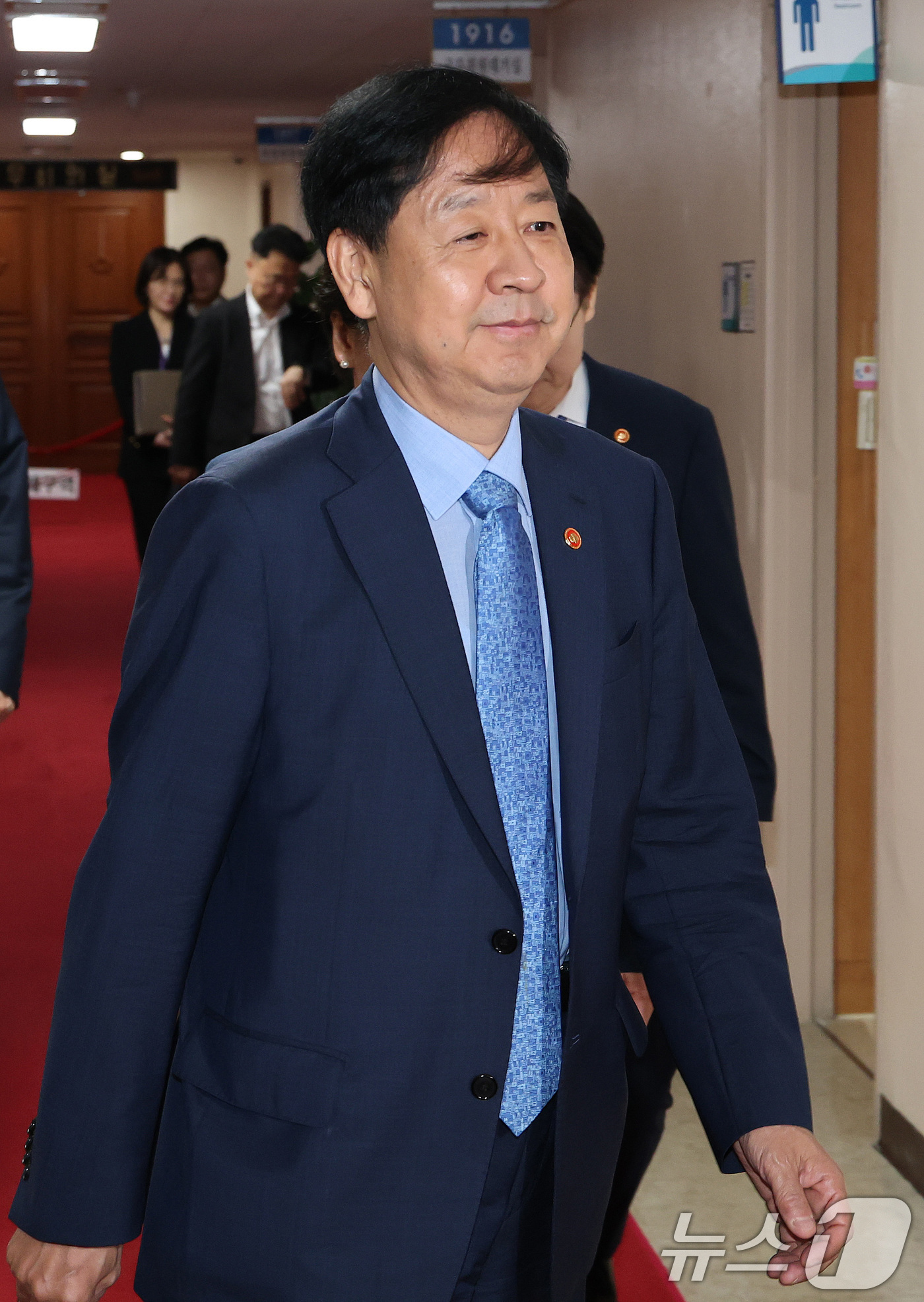 (서울=뉴스1) 임세영 기자 = 구윤철 경제부총리 겸 기획재정부 장관이 22일 오전 서울 종로구 정부서울청사에서 미국 통상 협상을 앞두고 열린 대외경제장관회의에 참석하고 있다. …