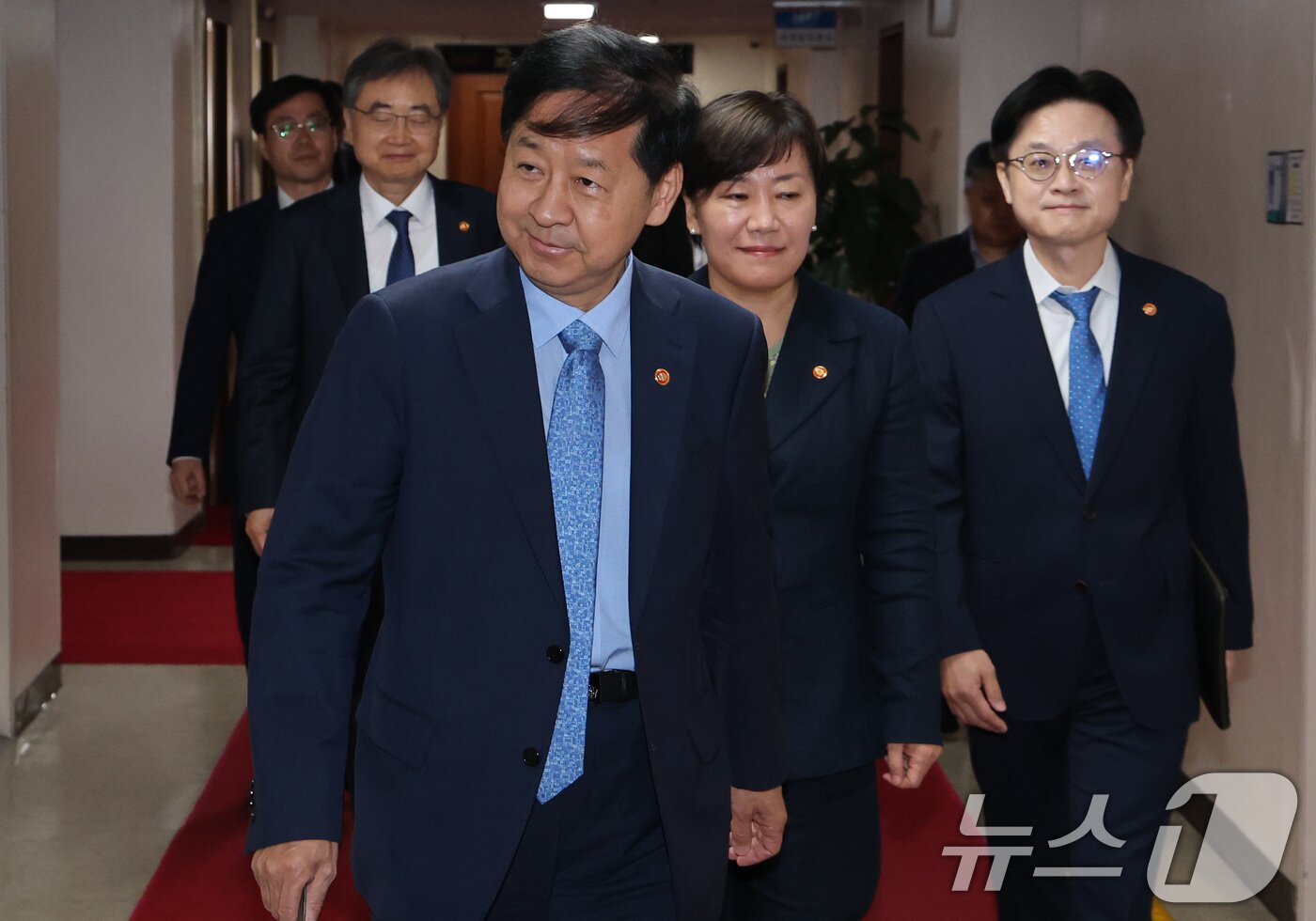 본문 이미지 - 구윤철 경제부총리 겸 기획재정부 장관, 조현 외교부 장관, 송미령 농림축산식품부 장관, 김정관 산업통상자원부 장관 등이 22일 오전 서울 종로구 정부서울청사에서 미국 통상 협상을 앞두고 열린 대외경제장관회의에 참석하고 있다. 2025.7.22/뉴스1 ⓒ News1 임세영 기자