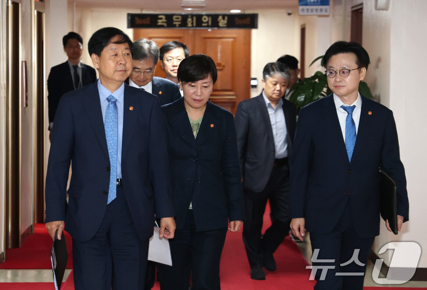 본문 이미지 - 구윤철 경제부총리 겸 기획재정부 장관&#40;왼쪽부터&#41;, 조현 외교부 장관, 송미령 농림축산식품부 장관, 김정관 산업통상자원부 장관 등이 22일 오전 서울 종로구 정부서울청사에서 미국 통상 협상을 앞두고 열린 대외경제장관회의에 참석하고 있다. 2025.7.22/뉴스1 ⓒ News1 임세영 기자