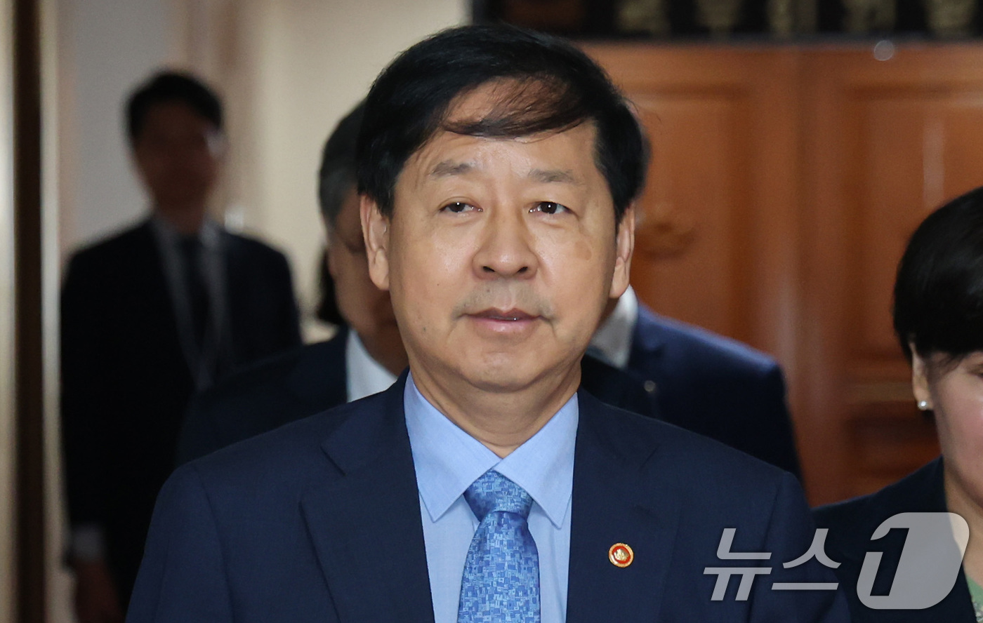 (서울=뉴스1) 임세영 기자 = 구윤철 경제부총리 겸 기획재정부 장관이 22일 오전 서울 종로구 정부서울청사에서 미국 통상 협상을 앞두고 열린 대외경제장관회의에 참석하고 있다. …