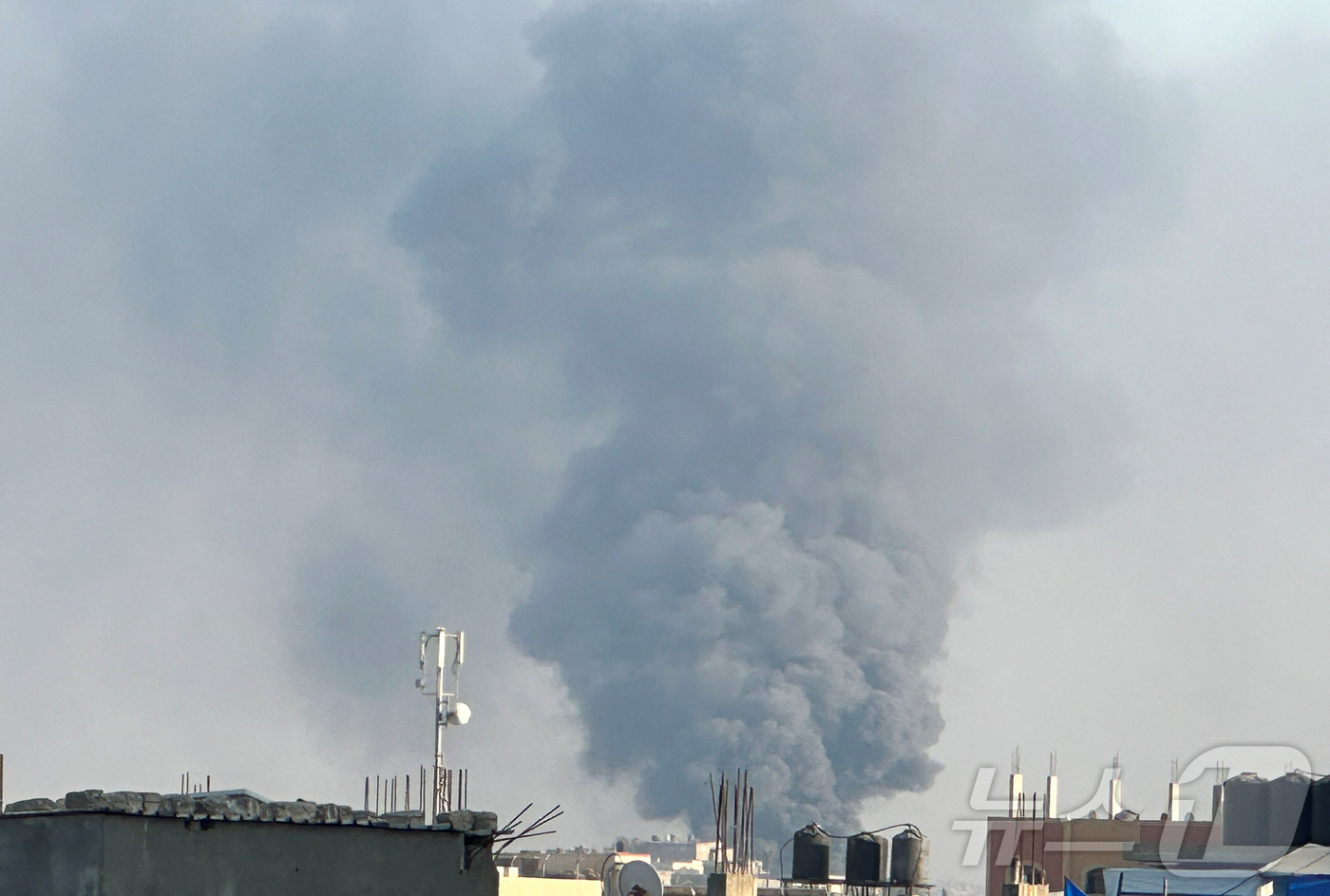 (데이르알발라 로이터=뉴스1) 윤다정 기자 = 21일(현지시간) 이스라엘군의 공격을 받은 가자지구 중부 데이르 알발라에서 연기가 피어오르고 있다. 2025.07.21.ⓒ 로이터=뉴 …