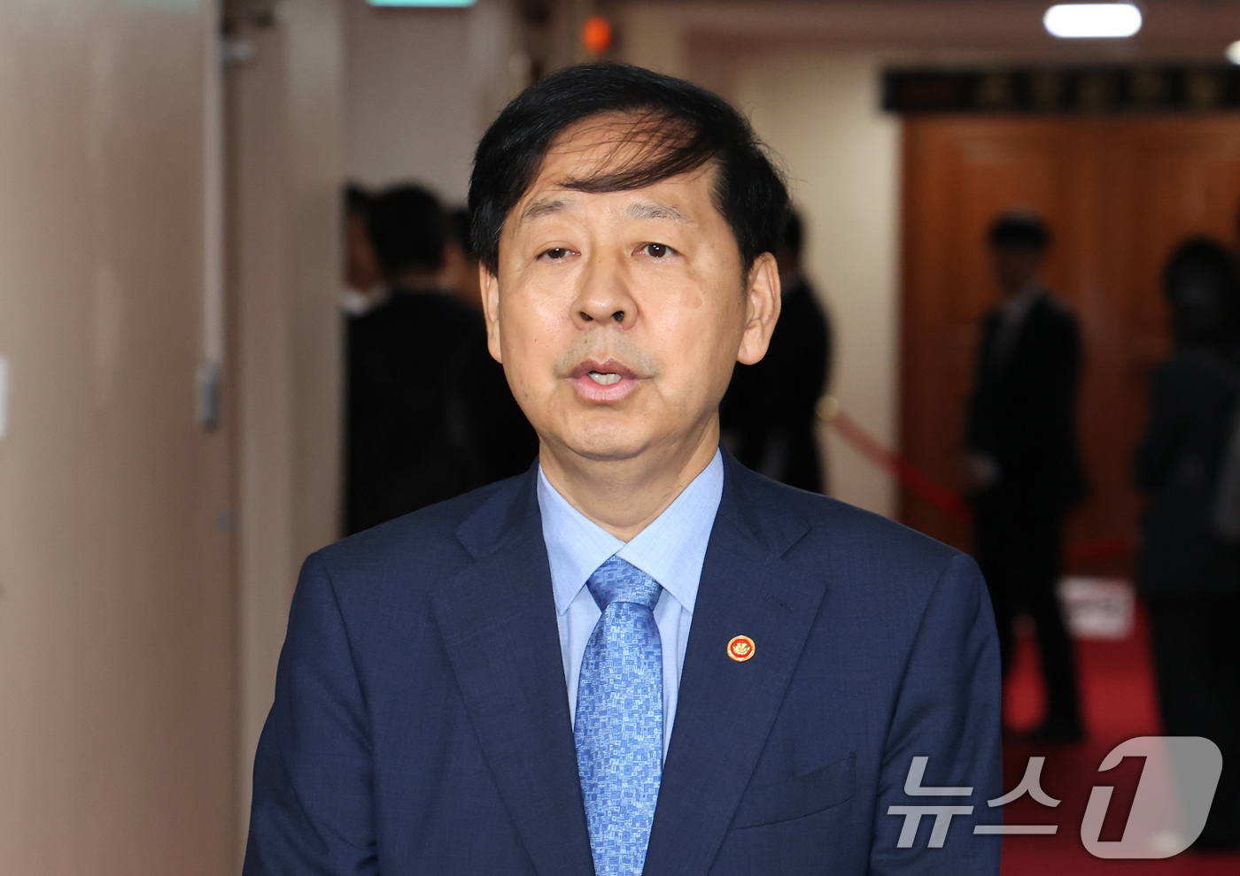 (서울=뉴스1) 임세영 기자 = 구윤철 경제부총리 겸 기획재정부 장관이 22일 오전 서울 종로구 정부서울청사에서 미국 통상 협상을 앞두고 열린 비공개 대외경제장관회의를 마치고 취재 …