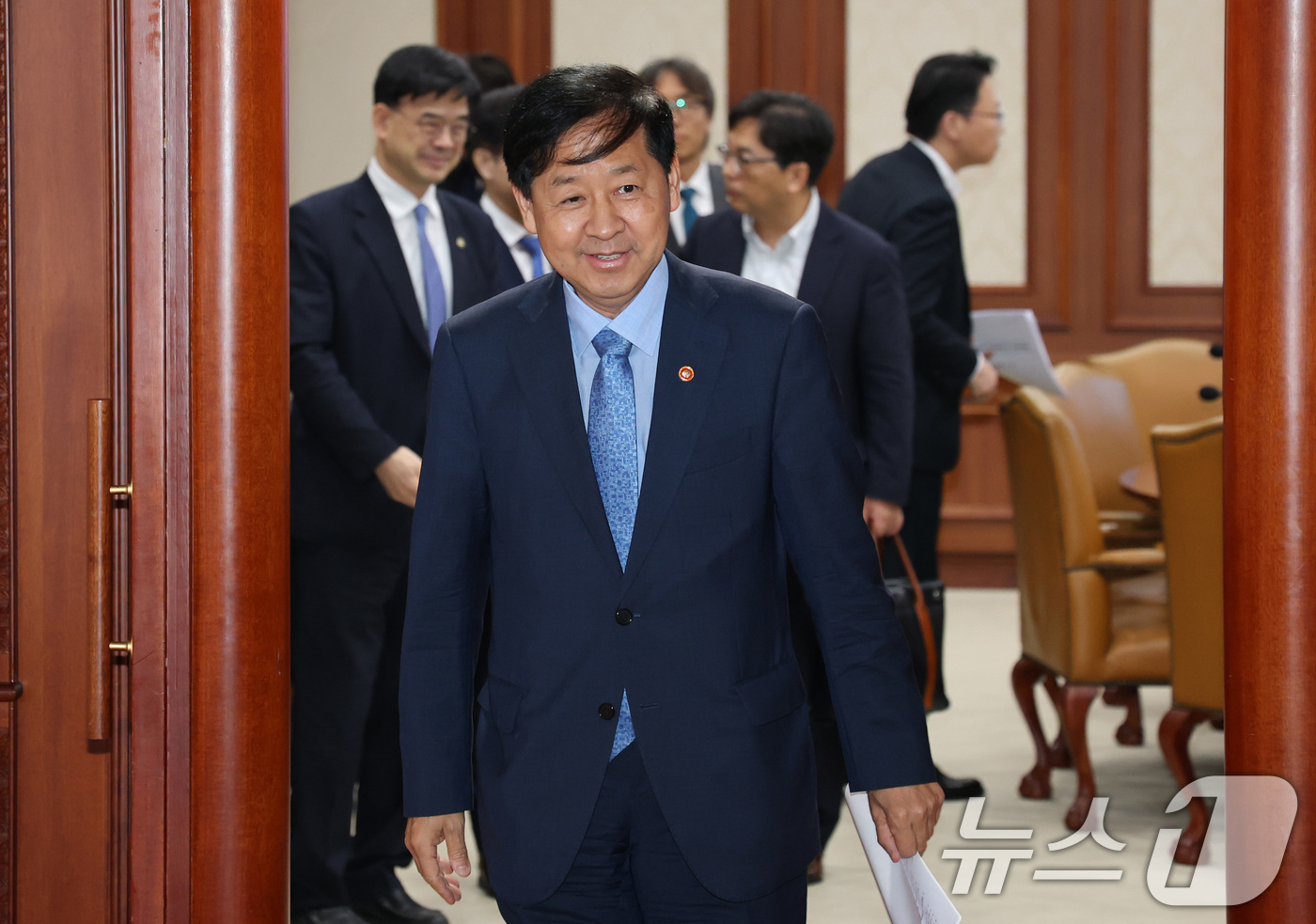 (서울=뉴스1) 임세영 기자 = 구윤철 경제부총리 겸 기획재정부 장관이 22일 오전 서울 종로구 정부서울청사에서 미국 통상 협상을 앞두고 열린 비공개 대외경제장관회의를 마치고 나서 …