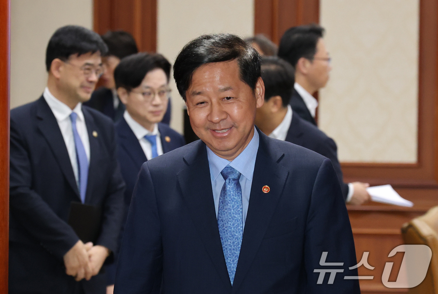 (서울=뉴스1) 임세영 기자 = 구윤철 경제부총리 겸 기획재정부 장관이 22일 오전 서울 종로구 정부서울청사에서 미국 통상 협상을 앞두고 열린 비공개 대외경제장관회의를 마치고 나서 …