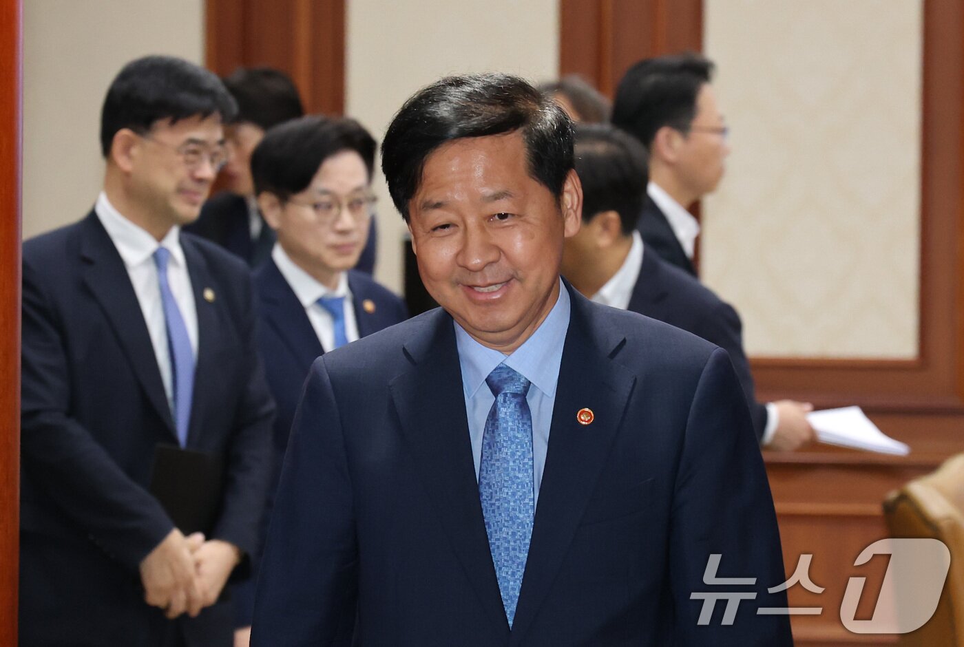 본문 이미지 - 구윤철 경제부총리 겸 기획재정부 장관이 22일 오전 서울 종로구 정부서울청사에서 미국 통상 협상을 앞두고 열린 비공개 대외경제장관회의를 마치고 나서고 있다. 2025.7.22/뉴스1 ⓒ News1 임세영 기자