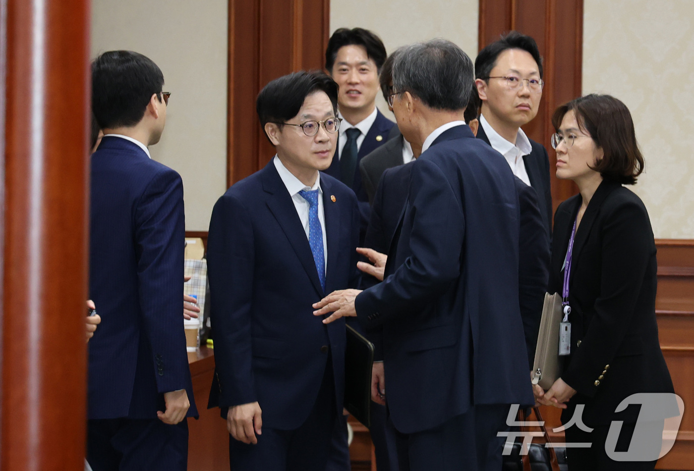 (서울=뉴스1) 임세영 기자 = 여한구 산업통상자원부 통상교섭본부장(왼쪽부터), 김정관 산업통상자원부 장관, 조현 외교부 장관이 22일 오전 서울 종로구 정부서울청사에서 미국 통상 …