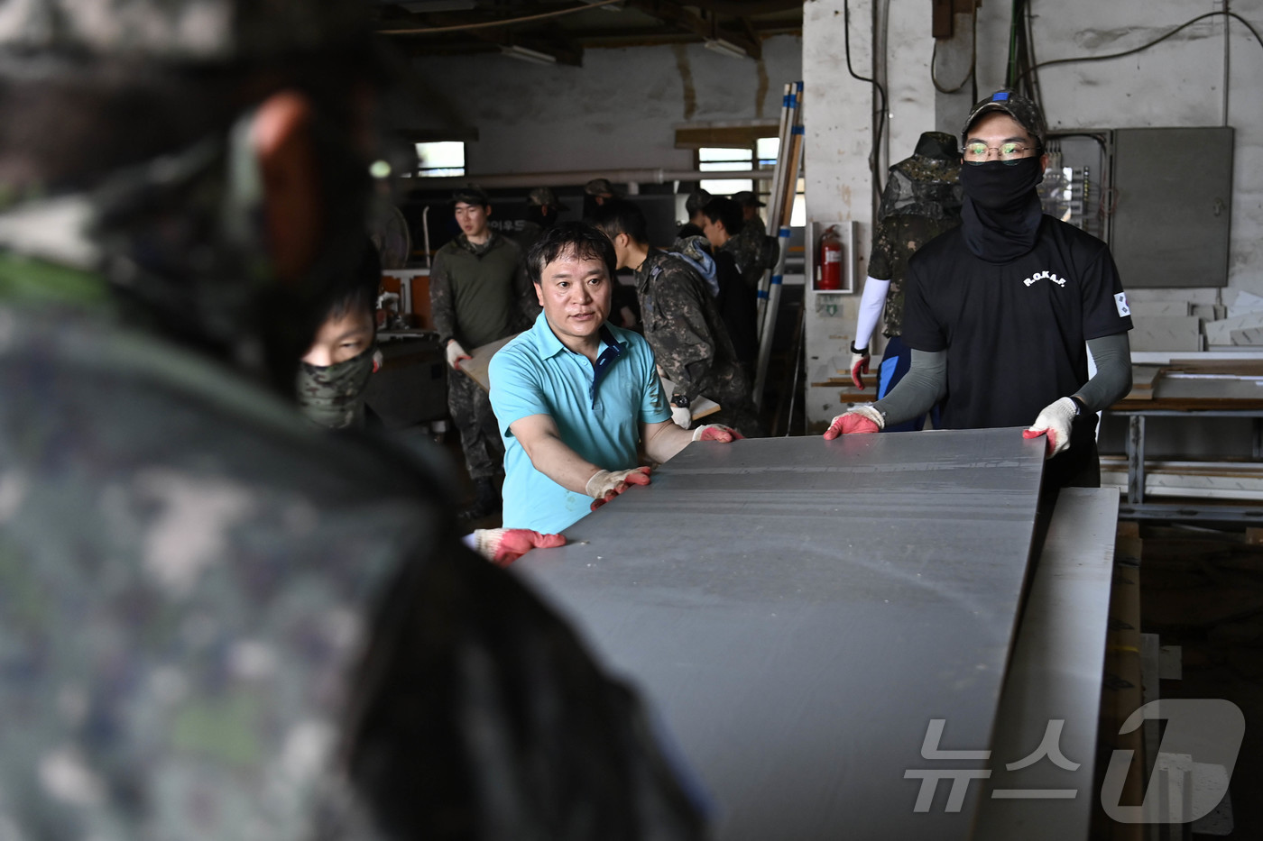 (광주=뉴스1) 최성국 기자 = 공군 제1전투비행단 장병들이 지난 21일 집중 호우에 따른 피해 복구를 위해 광주 광산구 동곡동 일대에서 수해 현장을 정리하고 있다.(공군 1전비 …