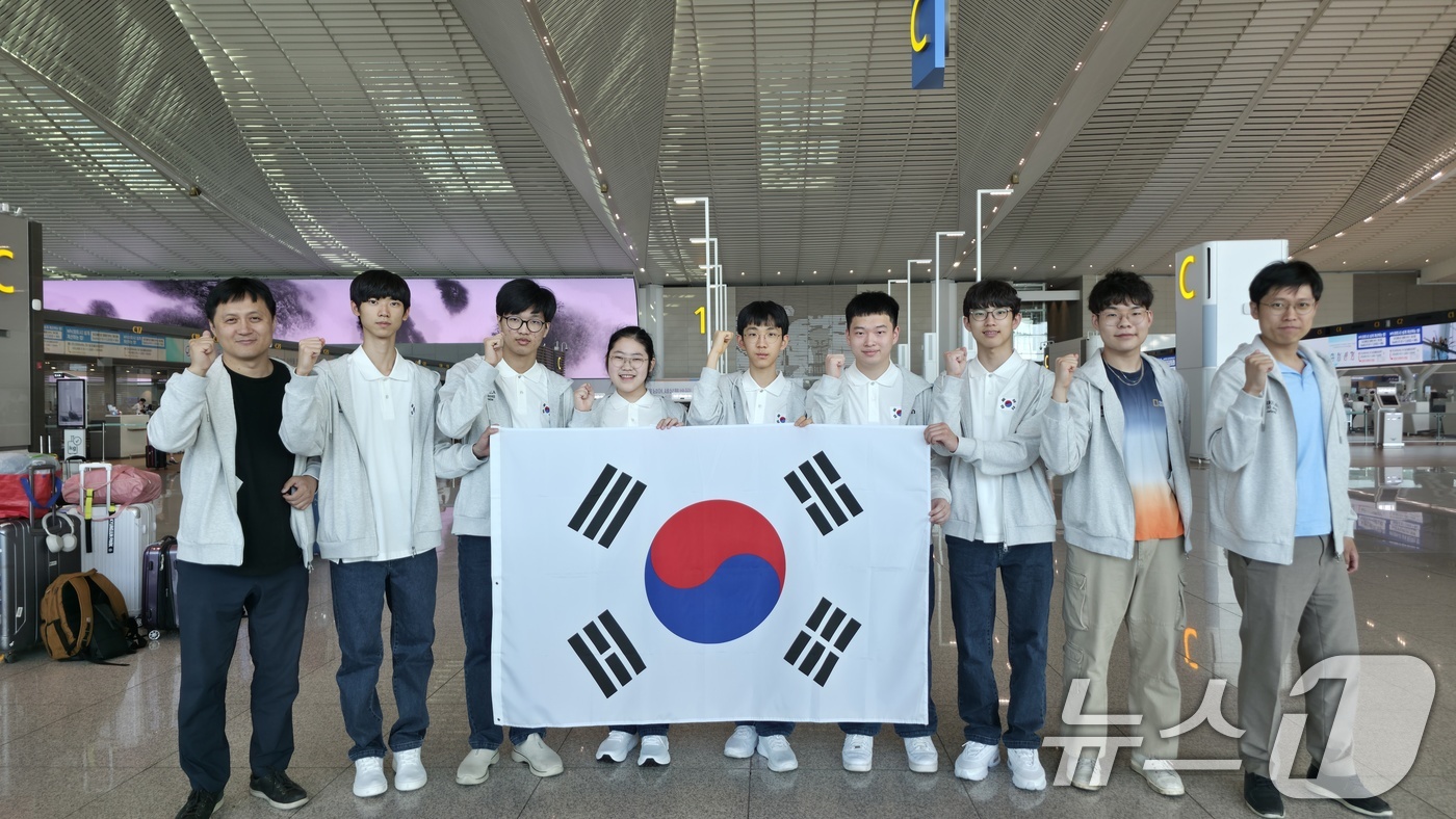 (서울=뉴스1) 이연주 기자 = 과학기술정보통신부와 한국과학창의재단은 지난 20일까지 호주 선샤인코스트에서 개최된 제66회 국제수학올림피아드에서 한국대표단 전원이 메달을 획득했다고 …