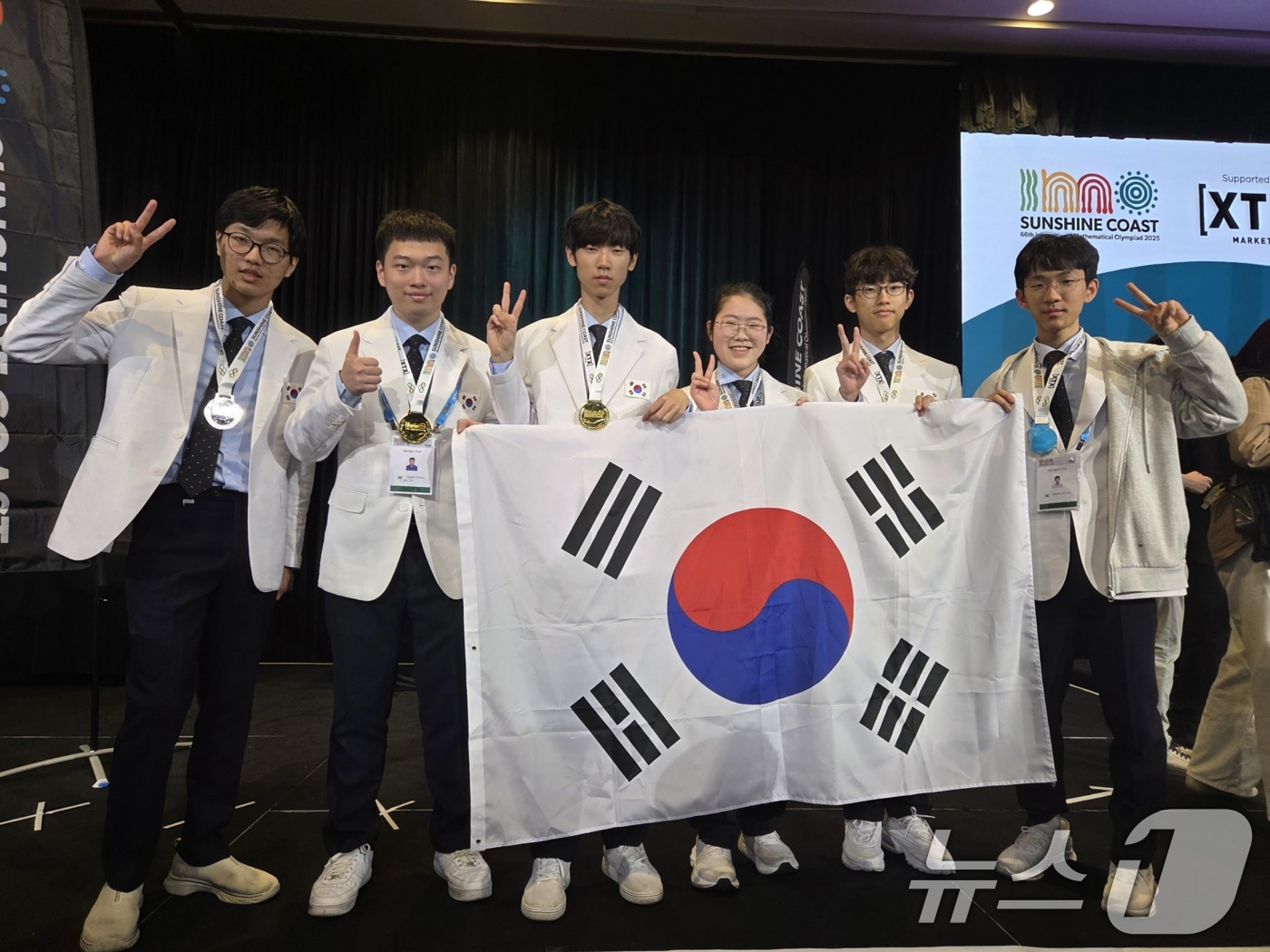 (서울=뉴스1) 이연주 기자 = 과학기술정보통신부와 한국과학창의재단은 지난 20일까지 호주 선샤인코스트에서 개최된 제66회 국제수학올림피아드에서 한국대표단 전원이 메달을 획득했다고 …