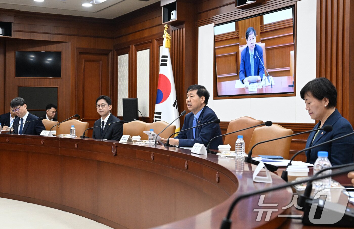 본문 이미지 - 구윤철 경제부총리 겸 기획재정부 장관이 22일 서울 종로구 정부서울청사에서 열린 대외경제장관회의를 주재하고 있다. &#40;기획재정부 제공. 재판매 및 DB 금지&#41; 2025.7.22/뉴스1 ⓒ News1 이연주 기자