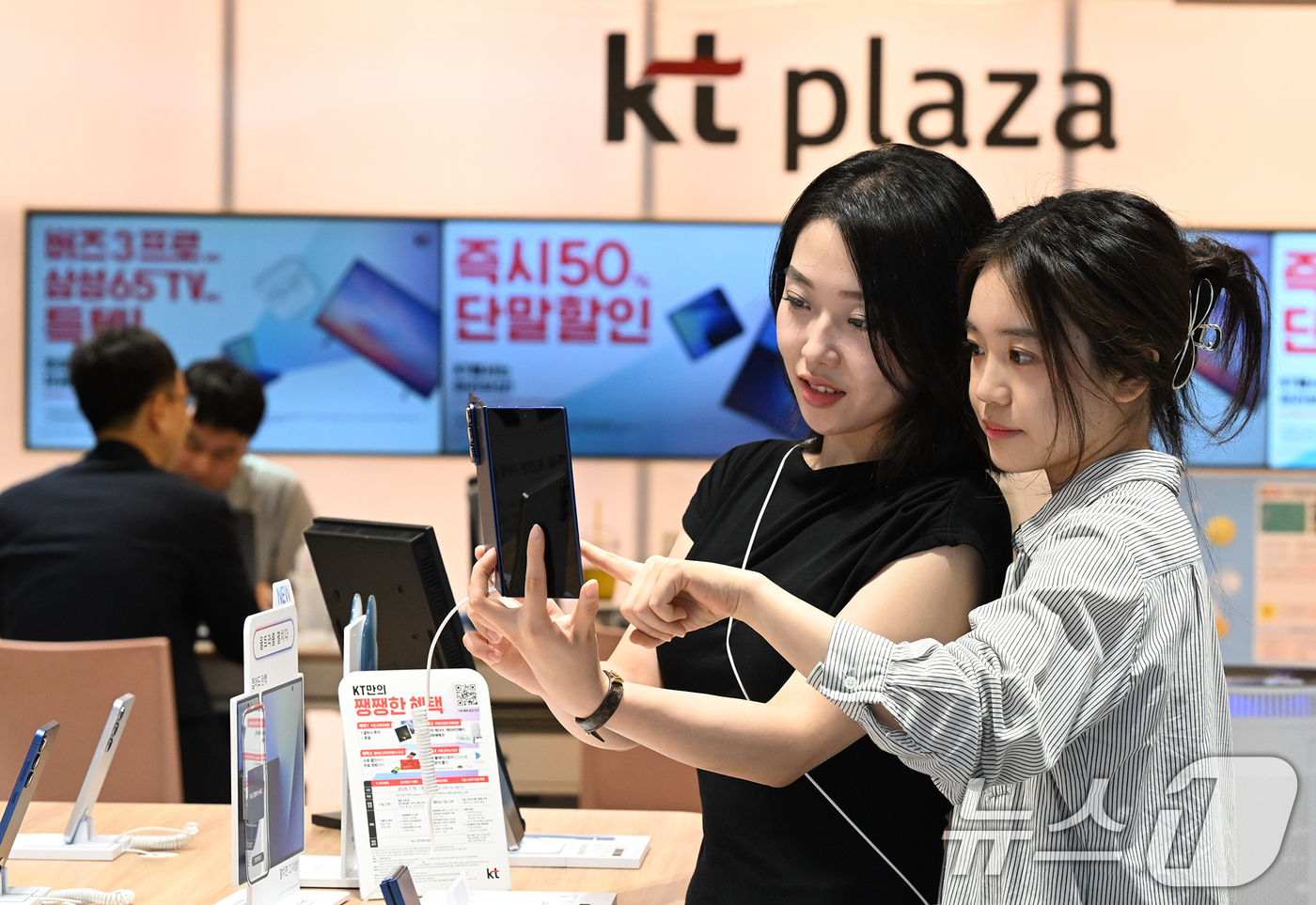 (서울=뉴스1) 이연주 기자 = KT는 22일부터 전국 KT 매장 및 공식 온라인몰 KT닷컴에서 삼성전자 '갤럭시 Z 폴드7·Z 플립7' 사전개통을 시작한다고 밝혔다.모델이 서울 …