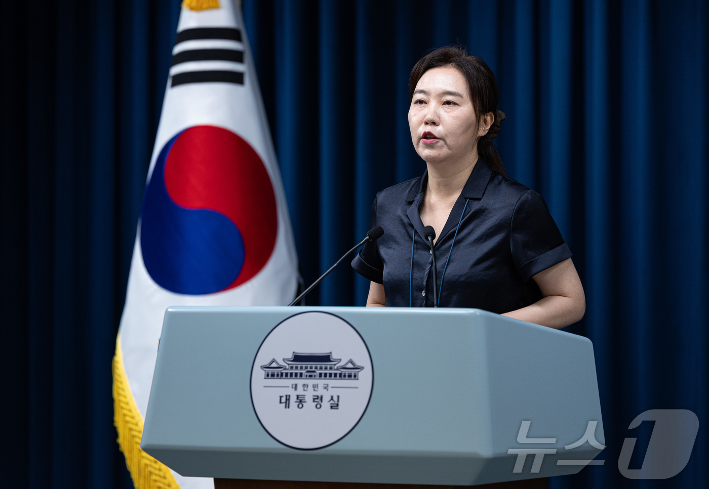 (서울=뉴스1) 이재명 기자 = 강유정 대통령실 대변인이 22일 서울 용산 대통령실 청사에서 강준욱 국민통합비서관 자진사퇴 관련 브리핑을 하고 있다. 2025.7.22/뉴스1