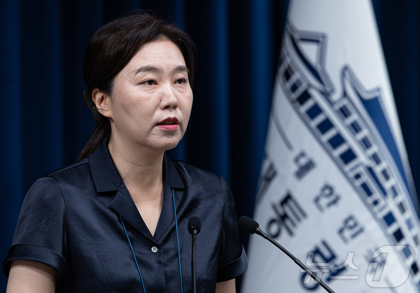 (서울=뉴스1) 이재명 기자 = 강유정 대통령실 대변인이 22일 서울 용산 대통령실 청사에서 강준욱 국민통합비서관 자진사퇴 관련 브리핑을 하고 있다. 2025.7.22/뉴스1