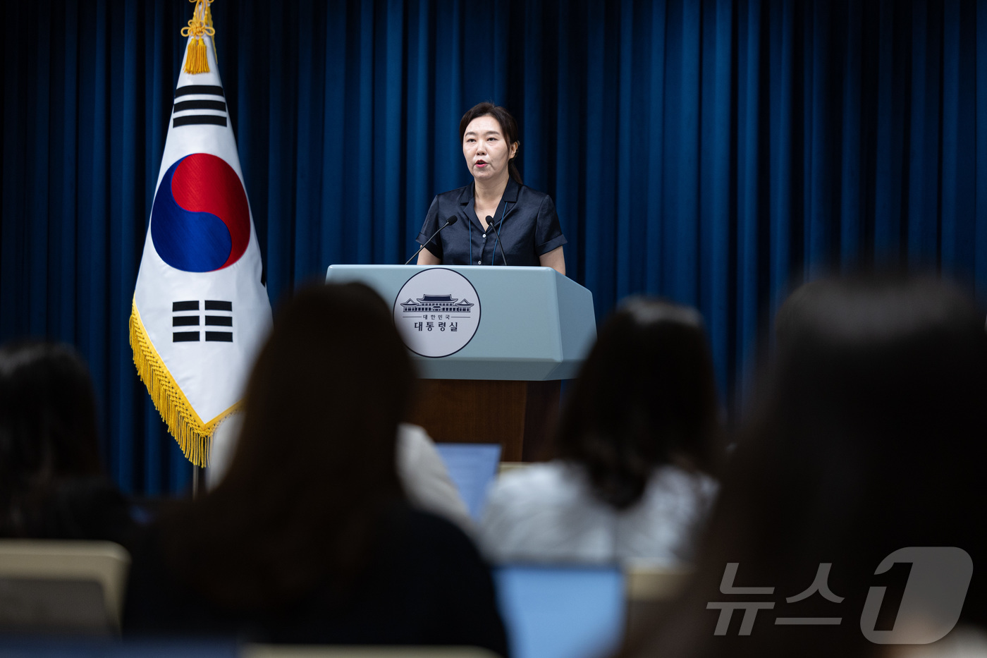 (서울=뉴스1) 이재명 기자 = 강유정 대통령실 대변인이 22일 서울 용산 대통령실 청사에서 강준욱 국민통합비서관 자진사퇴 관련 브리핑을 하고 있다. 2025.7.22/뉴스1