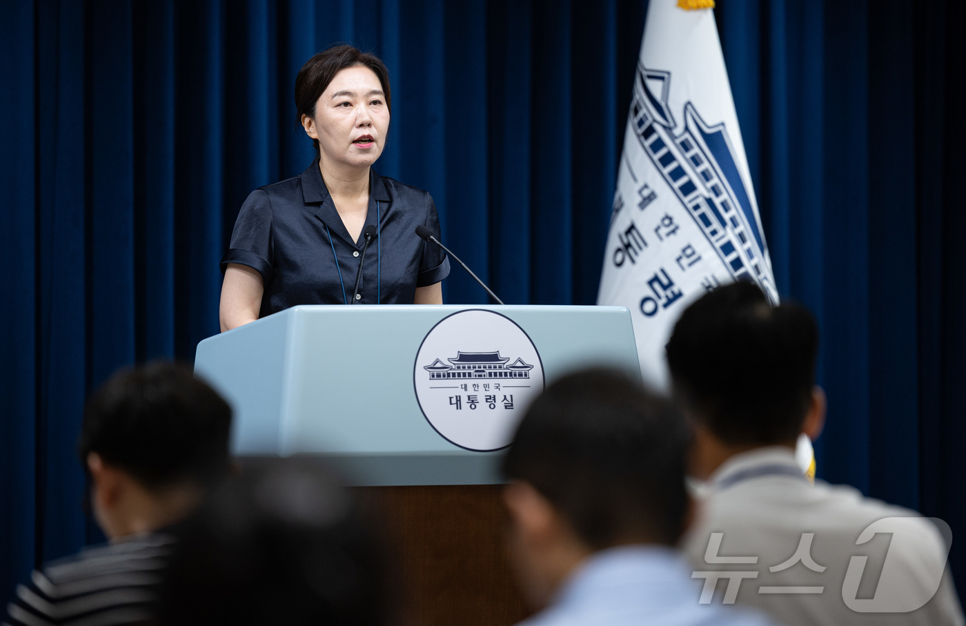 (서울=뉴스1) 이재명 기자 = 강유정 대통령실 대변인이 22일 서울 용산 대통령실 청사에서 강준욱 국민통합비서관 자진사퇴 관련 브리핑을 하고 있다. 2025.7.22/뉴스1