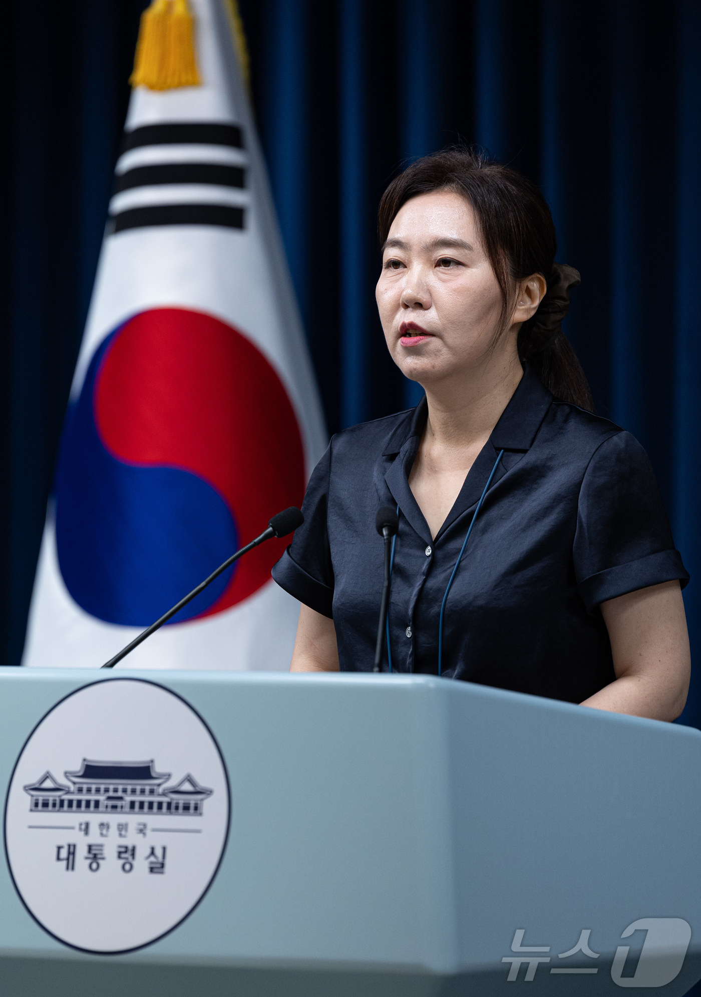 (서울=뉴스1) 이재명 기자 = 강유정 대통령실 대변인이 22일 서울 용산 대통령실 청사에서 강준욱 국민통합비서관 자진사퇴 관련 브리핑을 하고 있다. 2025.7.22/뉴스1