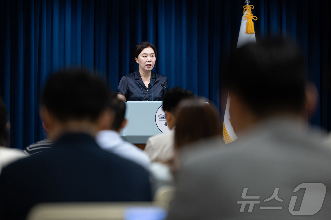 (서울=뉴스1) 이재명 기자 = 강유정 대통령실 대변인이 22일 서울 용산 대통령실 청사에서 강준욱 국민통합비서관 자진사퇴 관련 브리핑을 하고 있다. 2025.7.22/뉴스1