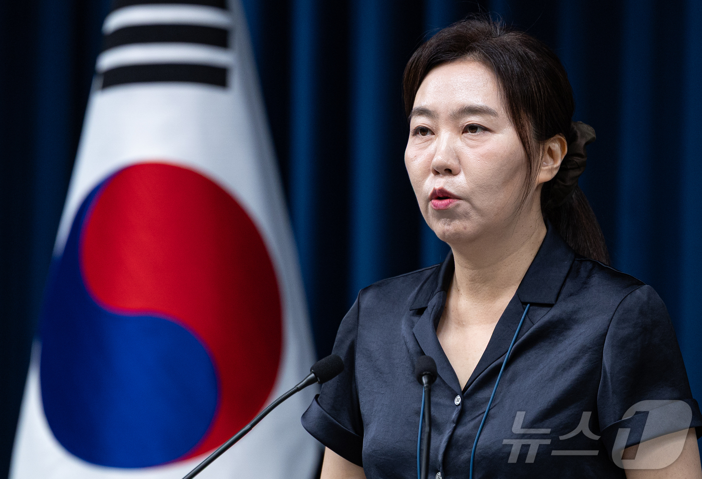 (서울=뉴스1) 이재명 기자 = 강유정 대통령실 대변인이 22일 서울 용산 대통령실 청사에서 강준욱 국민통합비서관 자진사퇴 관련 브리핑을 하고 있다. 2025.7.22/뉴스1