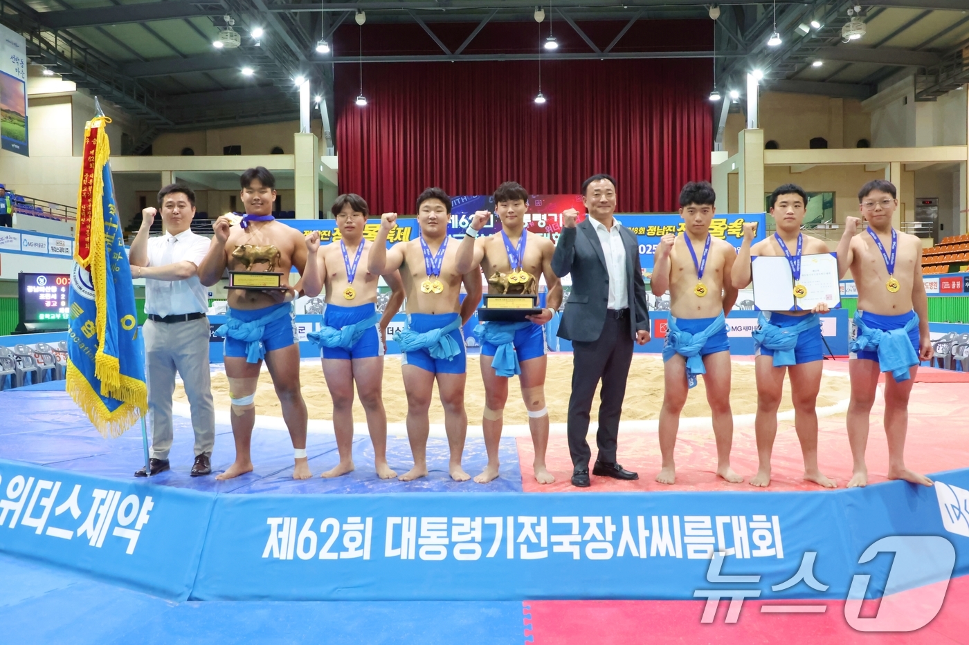 (서울=뉴스1) 이연주 기자 = 지난 21일 전라남도 장흥군 장흥실내체육관에서 열린 '제62회 대통령기전국장사씨름대회' 중학부 단체전 우승을 차지한 마산중학교(경상남도)가 김천환 …