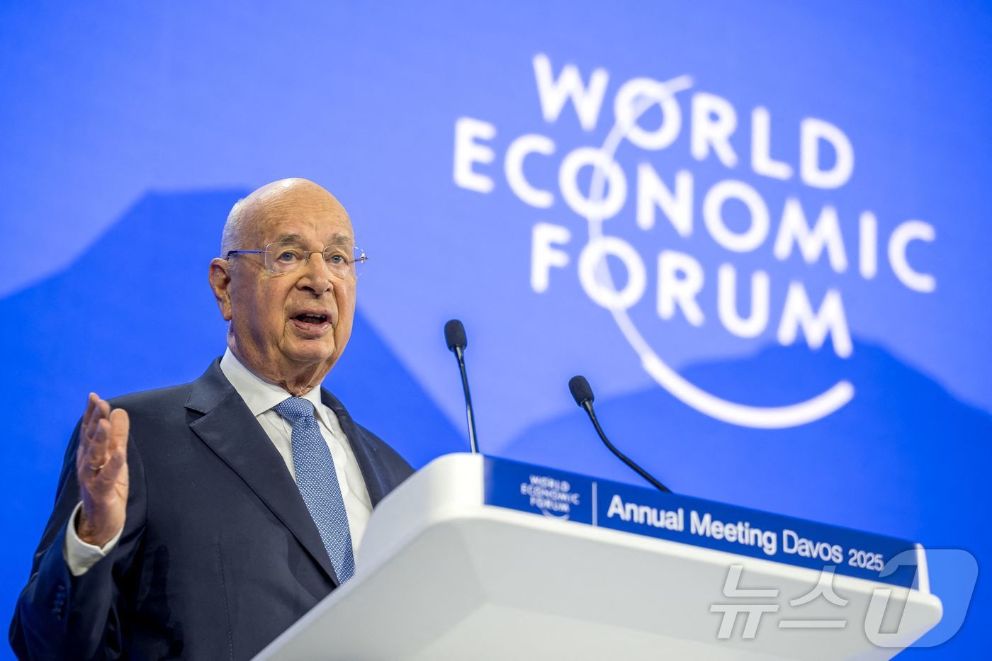2025년 1월 21일, 세계경제포럼(WEF) 연례회의가 열린 스위스 다보스에서 창립자이자 회장인 클라우스 슈바프(87)가 한 세션에 참석하고 있다.ⓒ AFP=뉴스1