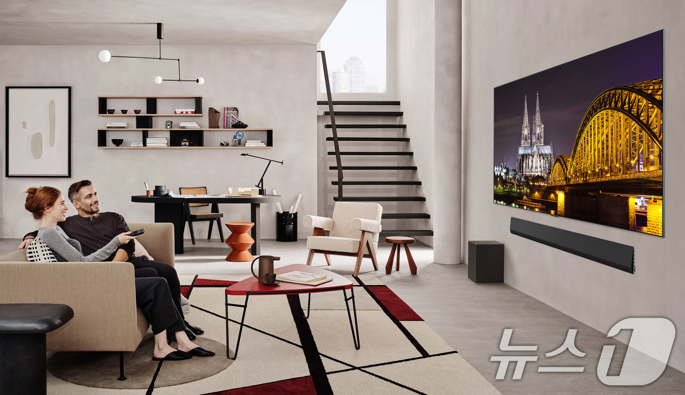 (서울=뉴스1) 이연주 기자 = LG전자 올레드 TV가 전 세계 14개국의 대표 소비자매체 TV 성능 평가에서 모두 1위를 차지하며 글로벌 프리미엄 TV 시장에서의 확고한 리더십을 …