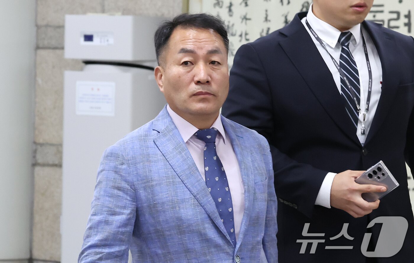 본문 이미지 - &#39;윤석열 전 대통령 격노설&#39;에 대한 위증 혐의를 받는 김계환 전 해병대사령관이 22일 오전 서울중앙지방법원에서 열린 영장실질심사&#40;구속 전 피의자 심문&#41;에 출석하고 있다. 2025.7.22/뉴스1 ⓒ News1 장수영 기자