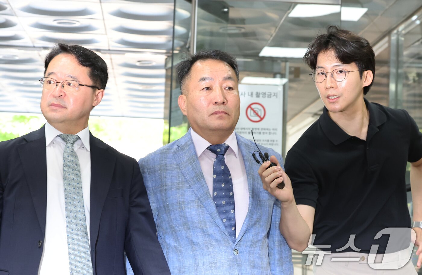본문 이미지 - &#39;윤석열 전 대통령 격노설&#39;에 대한 위증 혐의를 받는 김계환 전 해병대사령관이 22일 오전 서울중앙지방법원에서 열린 영장실질심사&#40;구속 전 피의자 심문&#41;에 출석하고 있다. 2025.7.22/뉴스1 ⓒ News1 장수영 기자