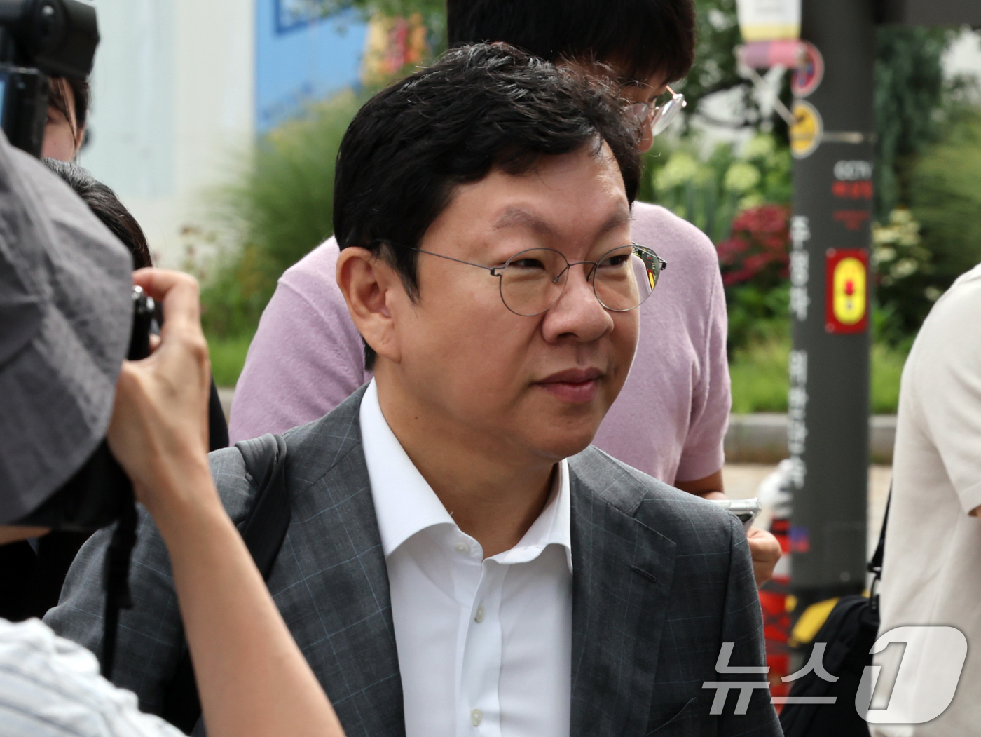 (서울=뉴스1) 황기선 기자 = 윤재현 참손푸드 대표가 22일 오전 서울 종로구 윤석열 전 대통령의 부인 김건희 여사 관련 의혹을 수사하는 민중기 특별검사팀 사무실에 조사를 받기 …