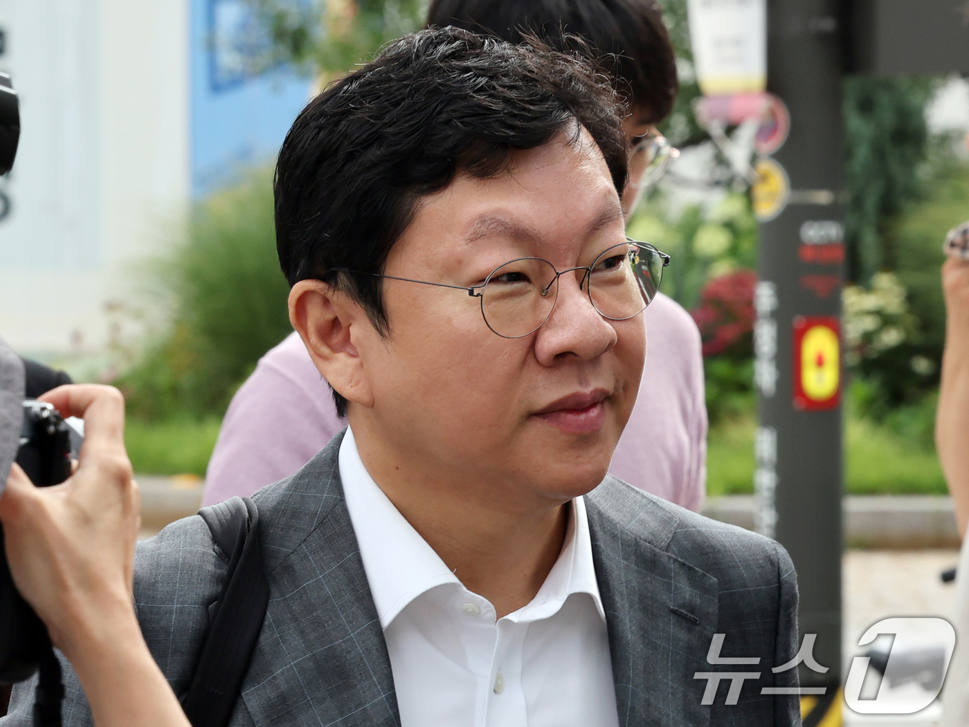 (서울=뉴스1) 황기선 기자 = 윤재현 참손푸드 대표가 22일 오전 서울 종로구 윤석열 전 대통령의 부인 김건희 여사 관련 의혹을 수사하는 민중기 특별검사팀 사무실에 조사를 받기 …