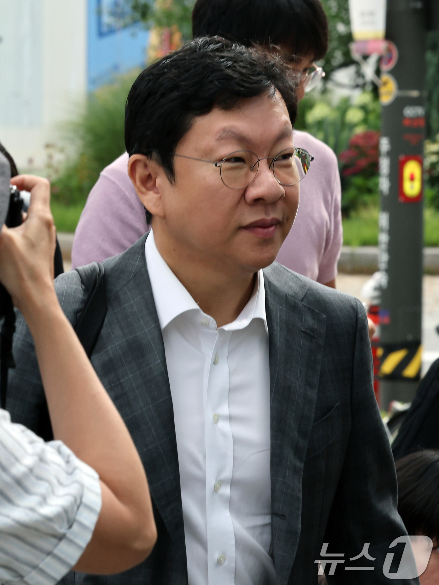 (서울=뉴스1) 황기선 기자 = 윤재현 참손푸드 대표가 22일 오전 서울 종로구 윤석열 전 대통령의 부인 김건희 여사 관련 의혹을 수사하는 민중기 특별검사팀 사무실에 조사를 받기 …