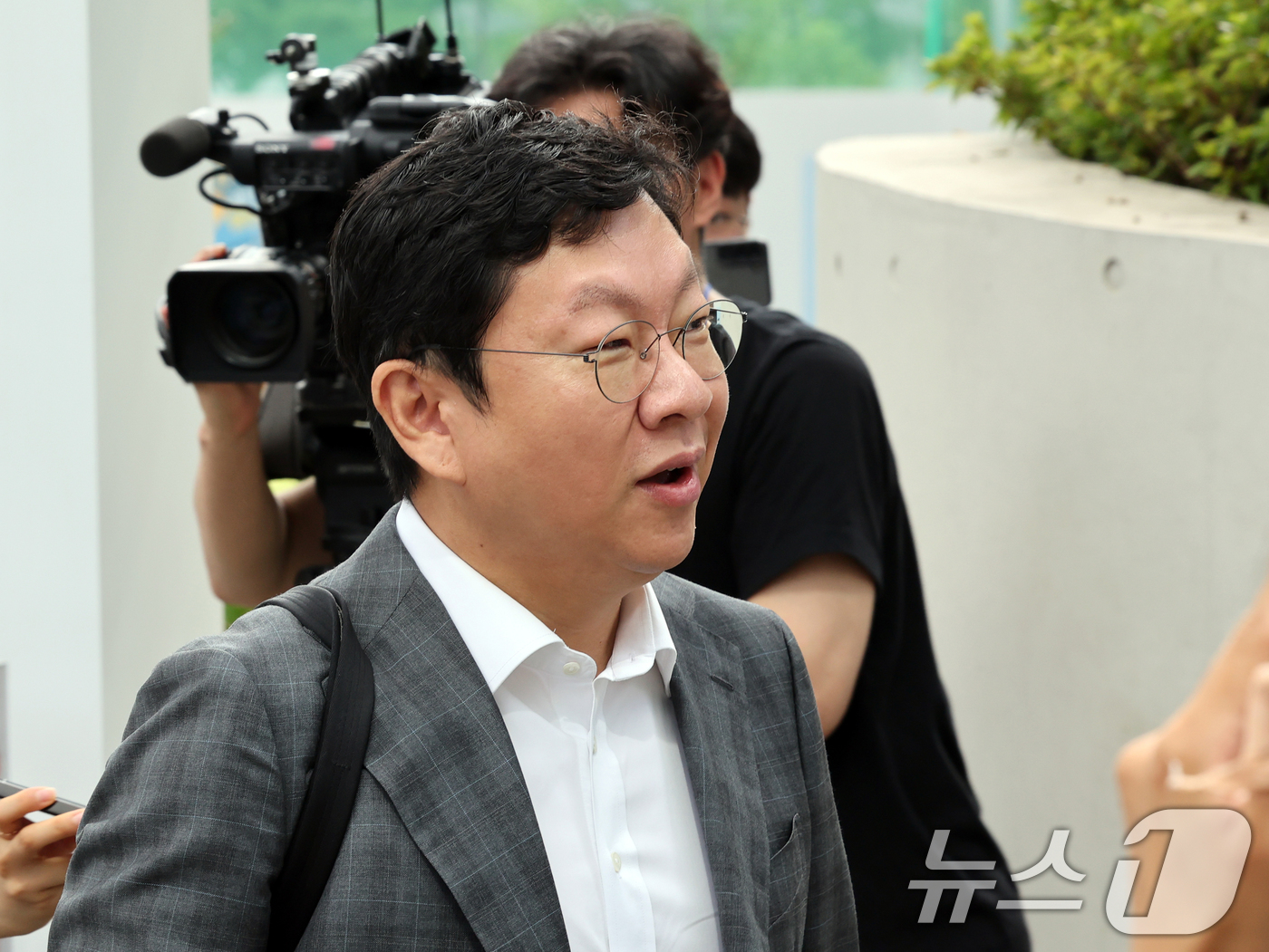 (서울=뉴스1) 황기선 기자 = 윤재현 참손푸드 대표가 22일 오전 서울 종로구 윤석열 전 대통령의 부인 김건희 여사 관련 의혹을 수사하는 민중기 특별검사팀 사무실에 조사를 받기 …