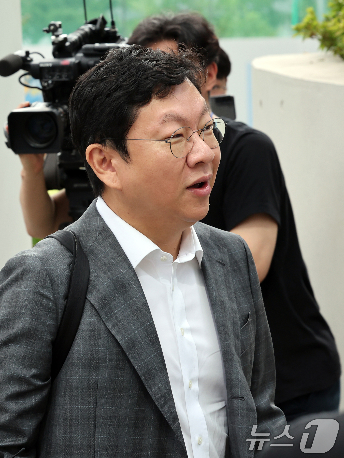 (서울=뉴스1) 황기선 기자 = 윤재현 참손푸드 대표가 22일 오전 서울 종로구 윤석열 전 대통령의 부인 김건희 여사 관련 의혹을 수사하는 민중기 특별검사팀 사무실에 조사를 받기 …