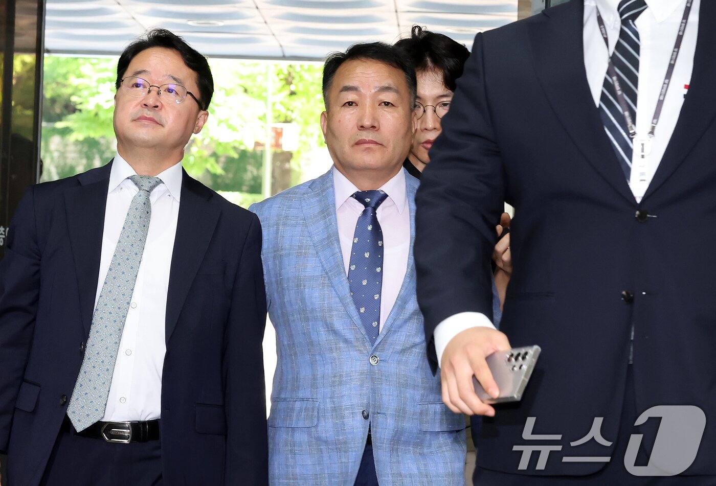 본문 이미지 - &#39;윤석열 전 대통령 격노설&#39;에 대한 위증 혐의를 받는 김계환 전 해병대사령관이 22일 오전 서울중앙지방법원에서 열린 영장실질심사&#40;구속 전 피의자 심문&#41;에 출석하고 있다. 2025.7.22/뉴스1 ⓒ News1 장수영 기자