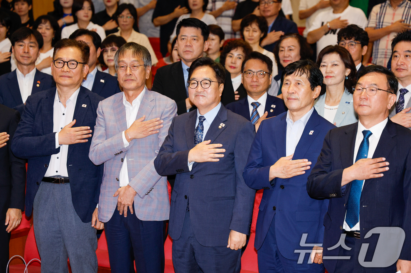 (서울=뉴스1) 안은나 기자 = 우원식 국회의장을 비롯한 참석자들이 22일 오전 서울 여의도 국회의원회관에서 열린 '12·3 내란을 막아낸 시민영웅 기념식'에 참석해 국민의례를 하 …