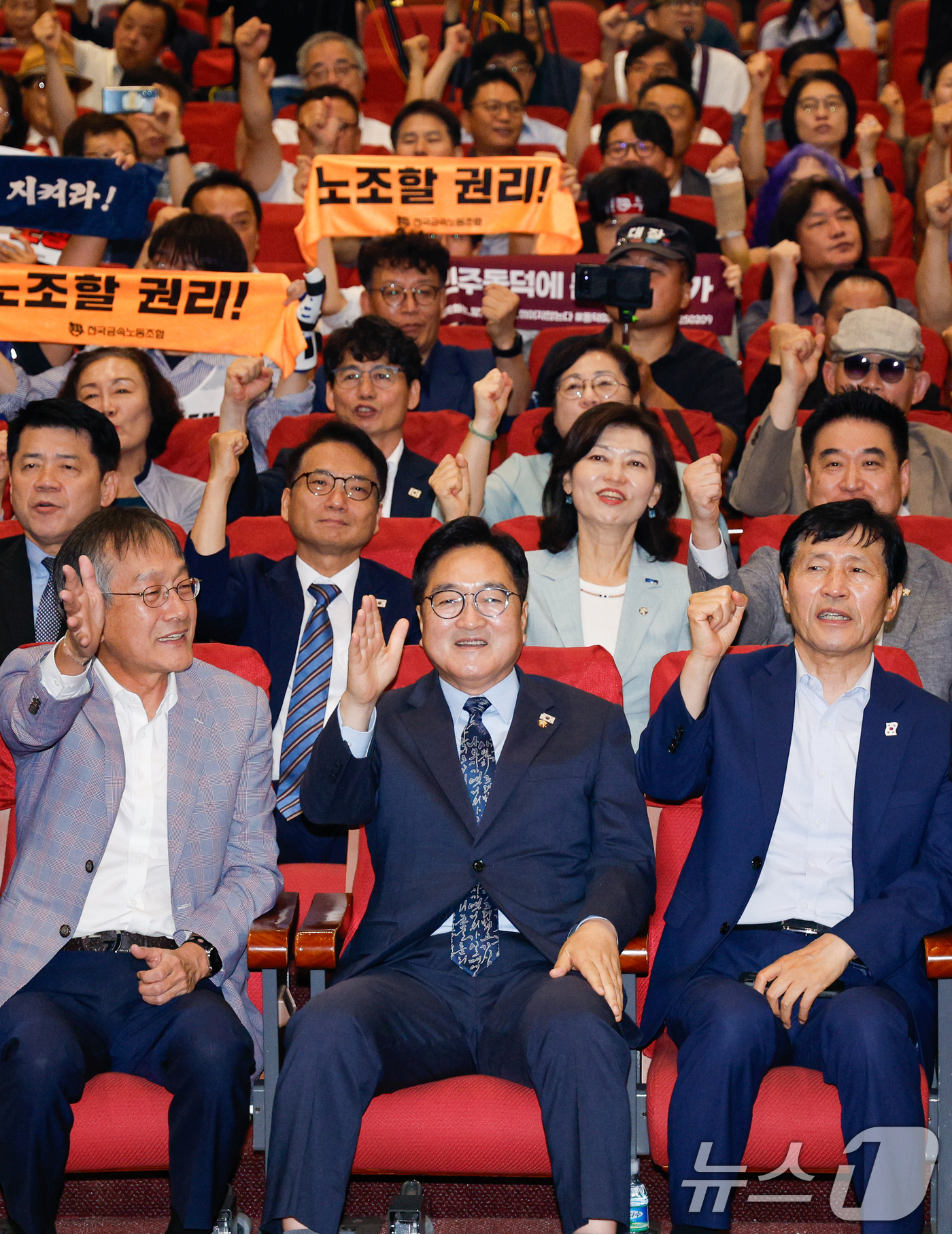 (서울=뉴스1) 안은나 기자 = 우원식 국회의장을 비롯한 참석자들이 22일 오전 서울 여의도 국회의원회관에서 열린 '12·3 내란을 막아낸 시민영웅 기념식'에 참석해 구호를 외치고 …