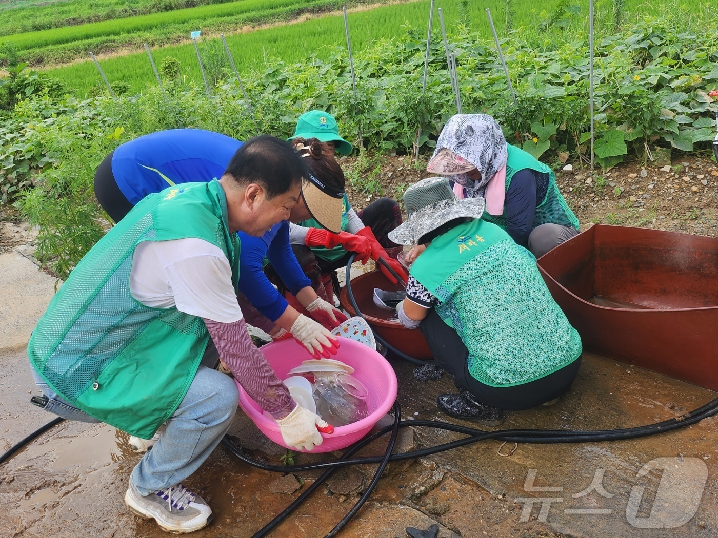 (청양=뉴스1) 이동원 기자 = 최근 집중호우로 큰 피해를 입은 청양군(군수 김돈곤) 일대에서 지역사회와 자원봉사단체가 함께 힘을 모아 수해복구 작업을 이어가고 있다.군은 청양군자 …