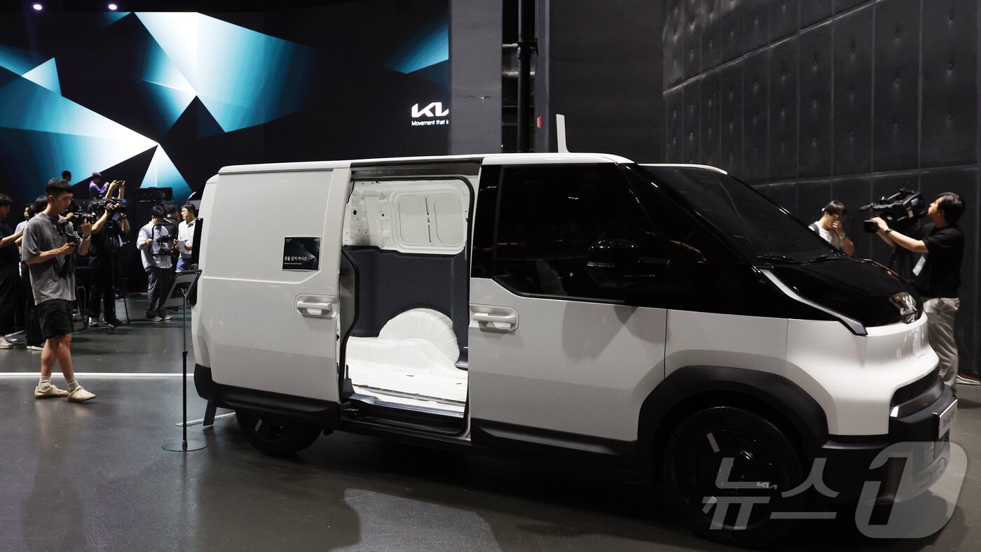 본문 이미지 - 지난 7월 경기 광명 AK플라자에서 열린 '더 기아 PV5 테크 데이'에서 취재진이 PV5의 상품성과 기술 혁신 등을 살펴보는 모습(자료사진). ⓒ News1 김명섭 기자