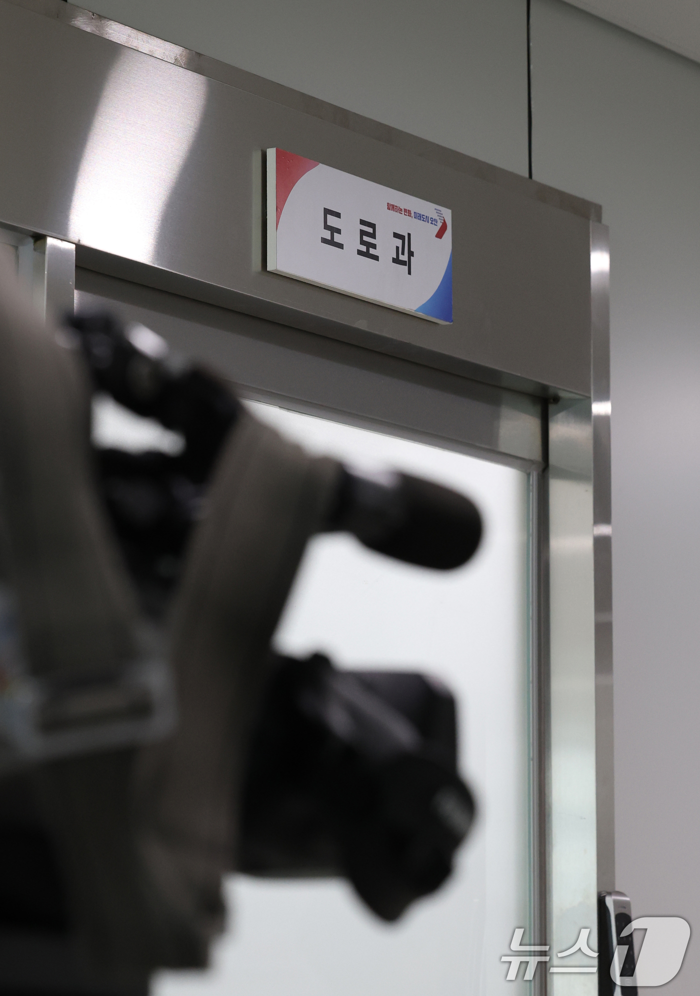 (오산=뉴스1) 김영운 기자 = 22일 오전 경찰이 1명의 사망자를 낸 '경기 오산시 가장교차로 고가도로 옹벽 붕괴 사고'에 대한 강제 수사에 착수했다.경찰에 따르면 압수수색 대상 …