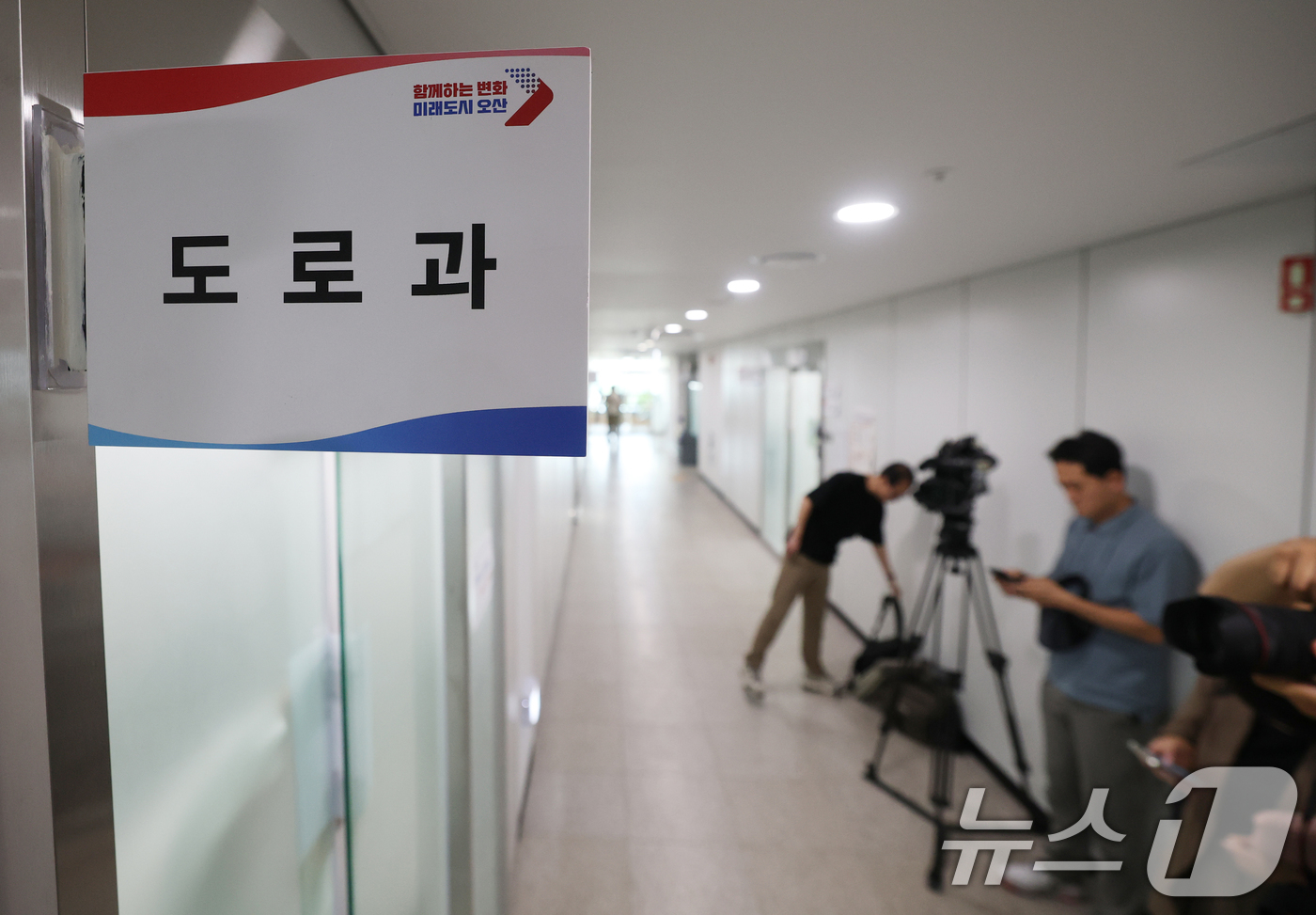 (오산=뉴스1) 김영운 기자 = 22일 오전 경찰이 1명의 사망자를 낸 '경기 오산시 가장교차로 고가도로 옹벽 붕괴 사고'에 대한 강제 수사에 착수했다.경찰에 따르면 압수수색 대상 …