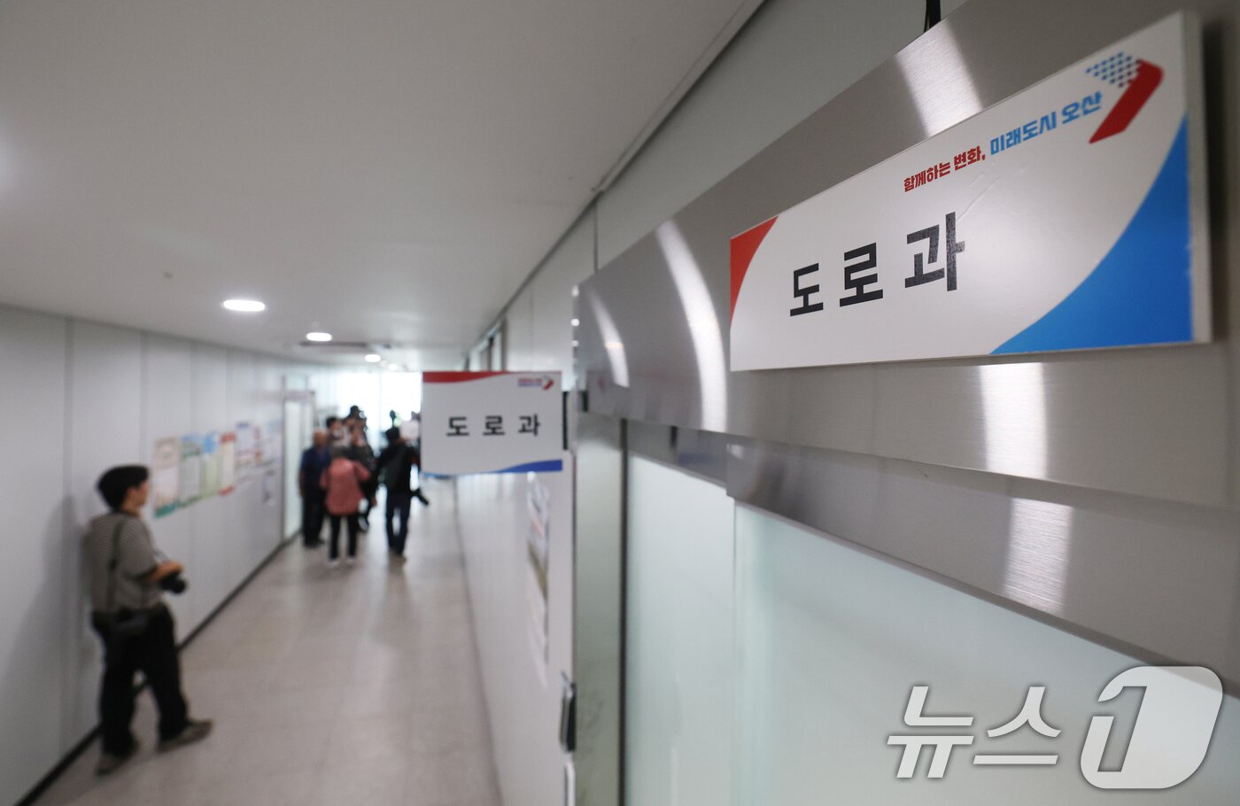 본문 이미지 - 22일 오전 경찰이 1명의 사망자를 낸 &#39;경기 오산시 가장교차로 고가도로 옹벽 붕괴 사고&#39;에 대한 강제 수사에 착수했다. 경찰에 따르면 압수수색 대상에는 오산시청과 서울 종로구 현대건설&#40;시공사&#41; 본사, 경남 진주시 국토안전관리원&#40;감리업체&#41; 등 3곳이 포함됐다. 사진은 이날 압수수색이 진행중인 경기 오산시청의 모습. 2025.7.22/뉴스1 ⓒ News1 김영운 기자