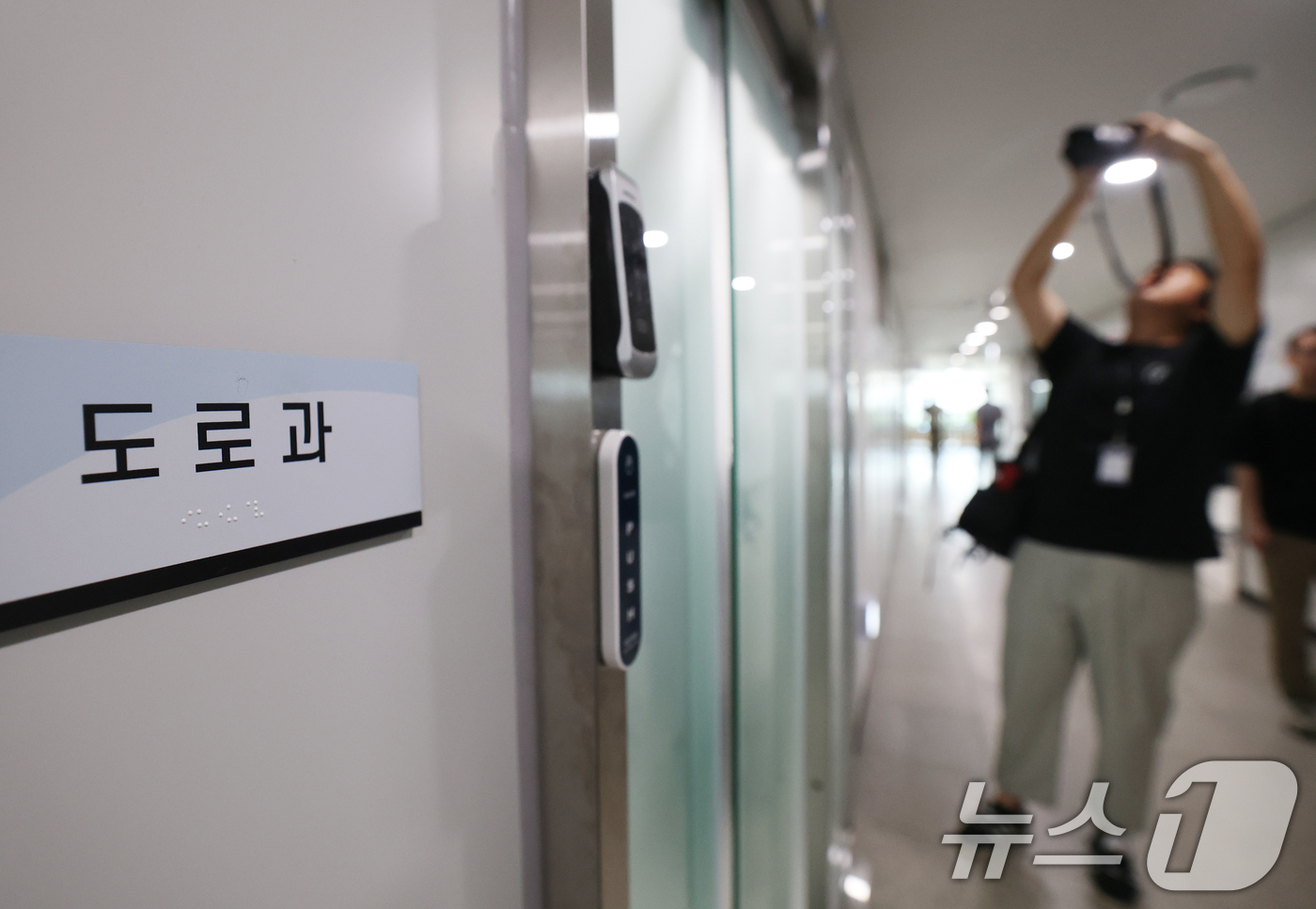 (오산=뉴스1) 김영운 기자 = 22일 오전 경찰이 1명의 사망자를 낸 '경기 오산시 가장교차로 고가도로 옹벽 붕괴 사고'에 대한 강제 수사에 착수했다.경찰에 따르면 압수수색 대상 …