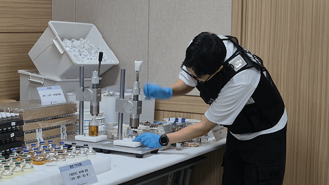 본문 이미지 - 22일 오전 서울지방식약청에서 열린 브리핑에서 식품의약품안전처 위해사범중앙조사단 수사관이 불법 의약품 제조 과정을 시연하고 있다. 2025.7.22/뉴스1