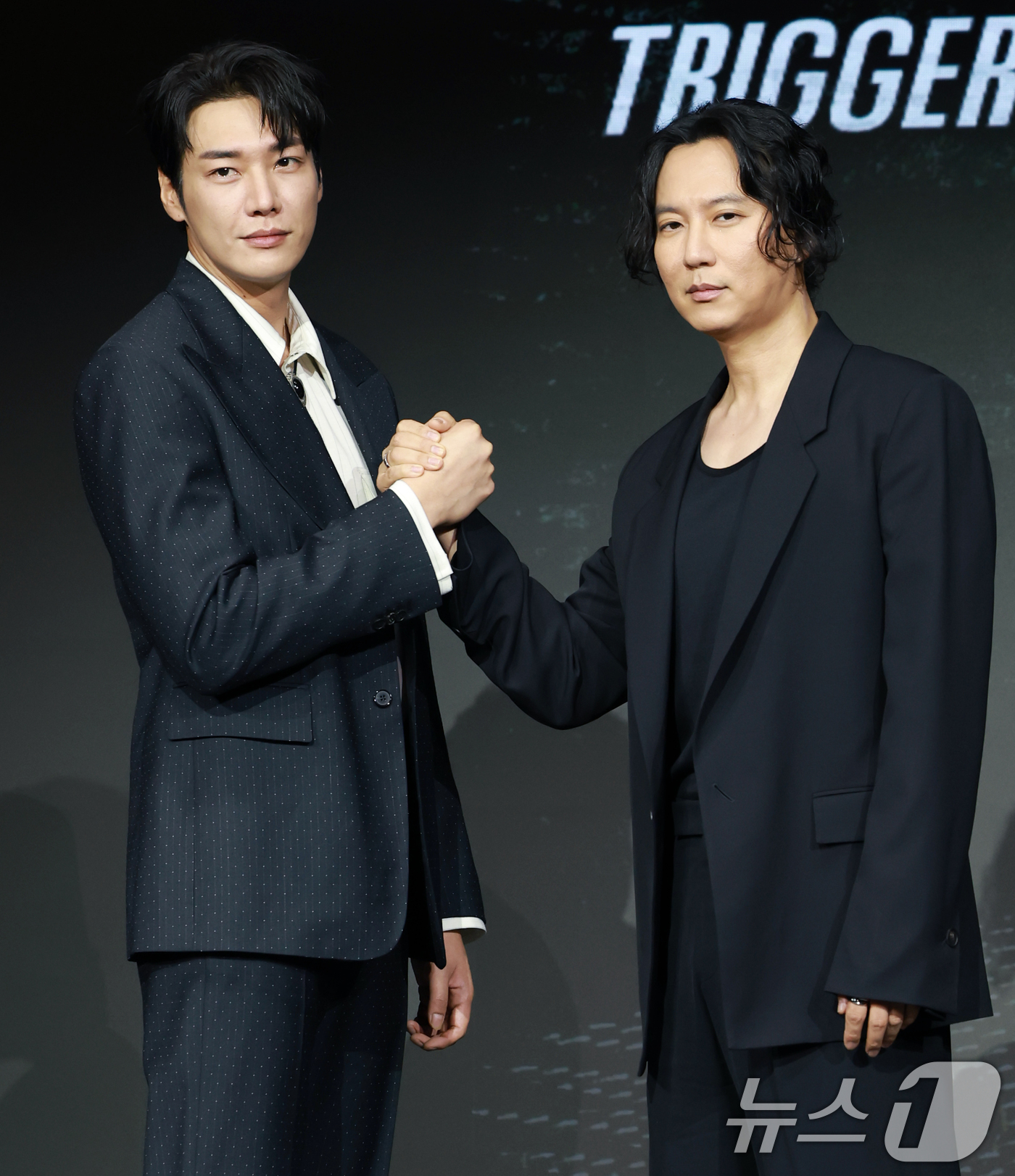 (서울=뉴스1) 권현진 기자 = 배우 김영광과 김남길(오른쪽)이 22일 오전 서울 마포구 호텔 나루 서울 엠갤러리에서 열린 넷플릭스 시리즈 '트리거' 제작발표회에 참석해 포즈를 취 …