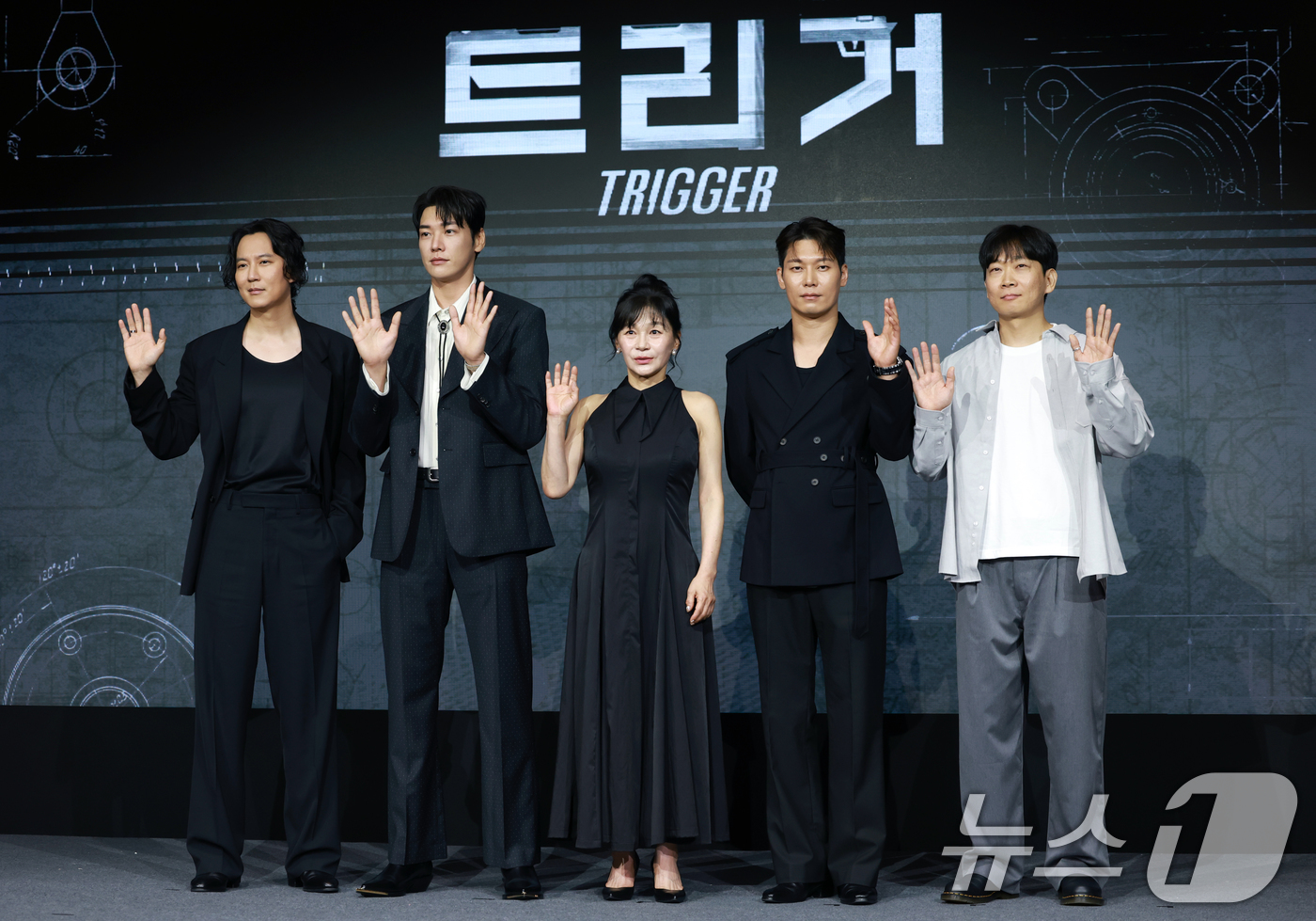 (서울=뉴스1) 권현진 기자 = 배우 김남길(왼쪽부터)과 김영광, 길해연, 박훈, 권오승 감독이 22일 오전 서울 마포구 호텔 나루 서울 엠갤러리에서 열린 넷플릭스 시리즈 '트리거 …