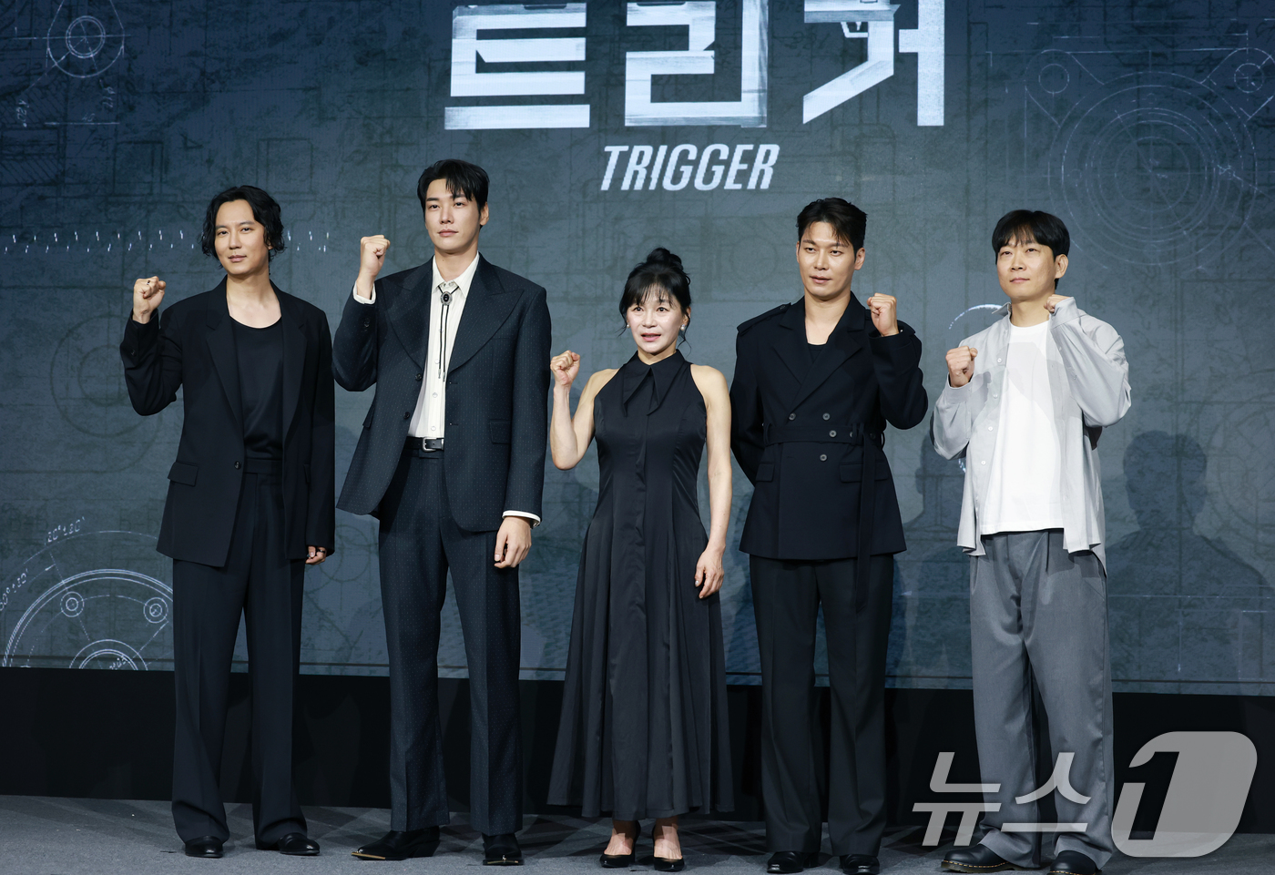 (서울=뉴스1) 권현진 기자 = 배우 김남길(왼쪽부터)과 김영광, 길해연, 박훈, 권오승 감독이 22일 오전 서울 마포구 호텔 나루 서울 엠갤러리에서 열린 넷플릭스 시리즈 '트리거 …
