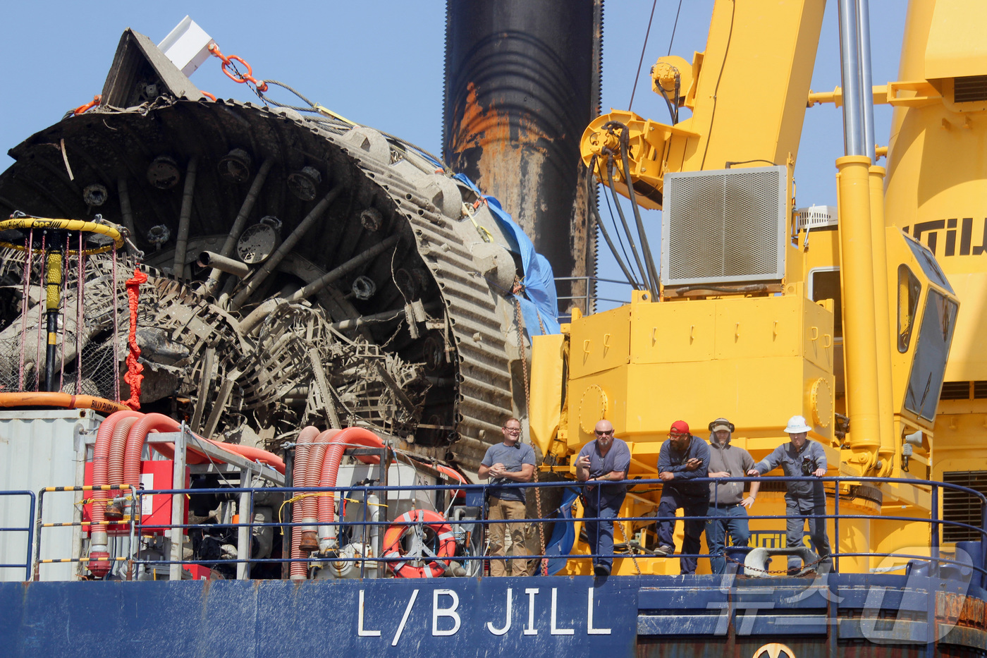 (마타모로스 로이터=뉴스1) 권영미 기자 = 20일(현지시간) 스페이스X 로켓의 잔해를 운반하는 작업자들, 멕시코 국경 근처 미국 텍사스주 남부 해안에 위치한 스페이스X의 발사 시 …