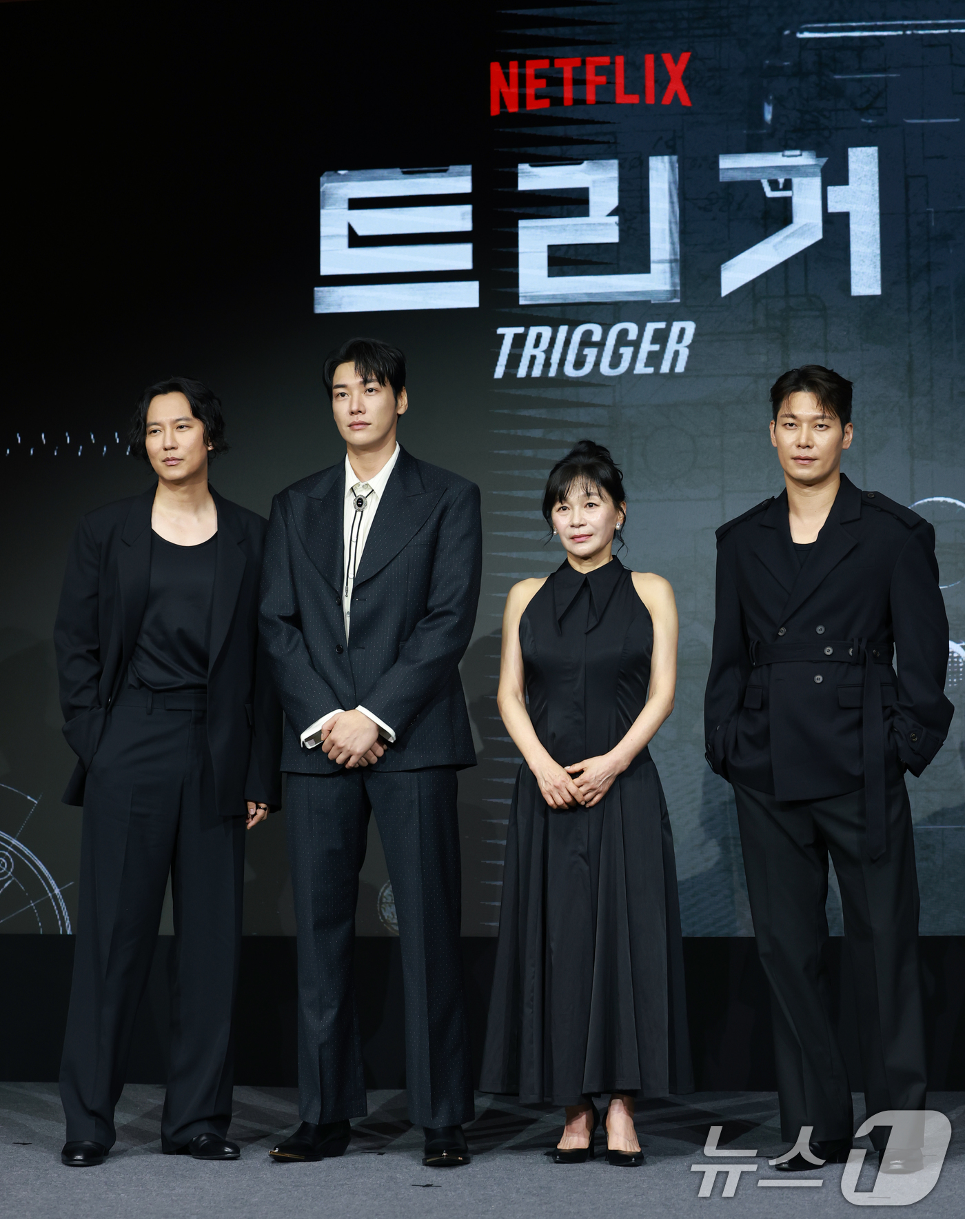 (서울=뉴스1) 권현진 기자 = 배우 김남길(왼쪽부터)과 김영광, 길해연, 박훈이 22일 오전 서울 마포구 호텔 나루 서울 엠갤러리에서 열린 넷플릭스 시리즈 '트리거' 제작발표회에 …